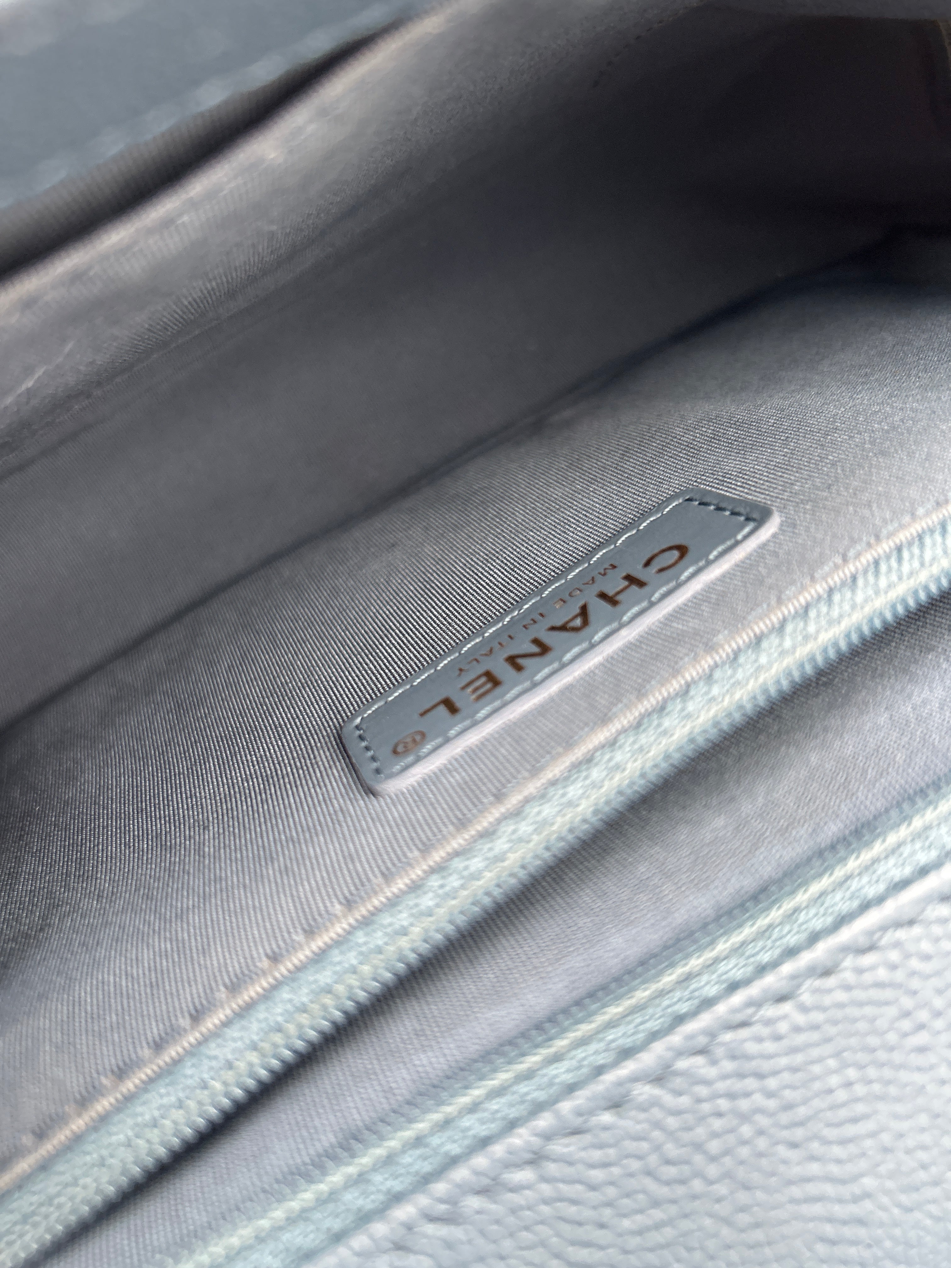 Chanel Borsa Boy Pelle Caviar Blu Chanel