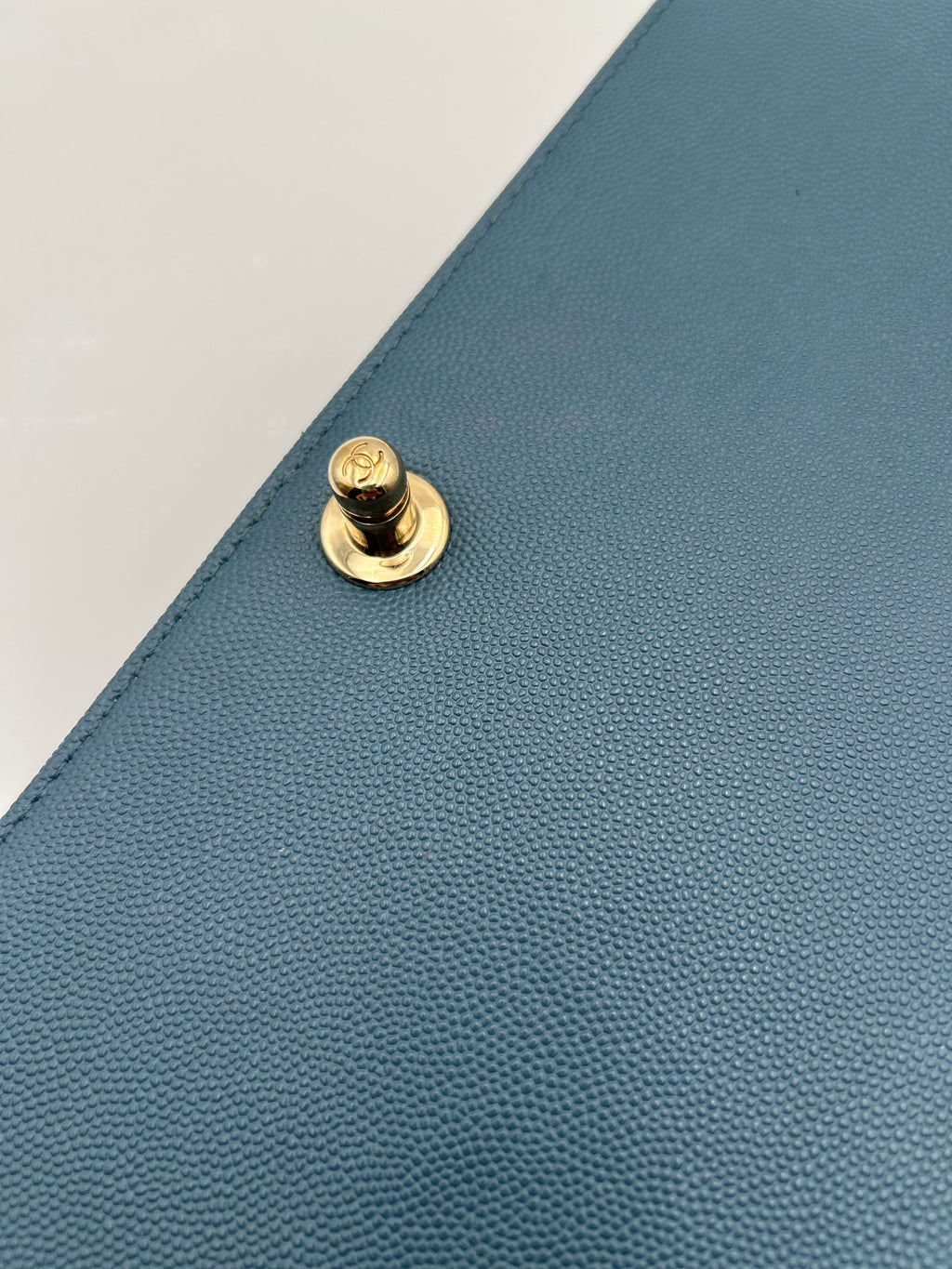 Chanel Borsa Boy Pelle Caviar Blu Chanel