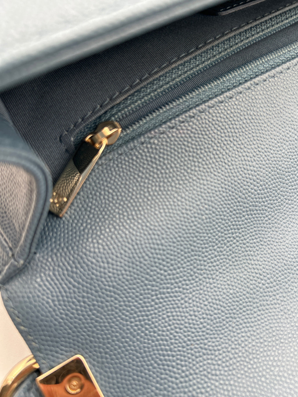 Chanel Borsa Boy Pelle Caviar Blu Chanel