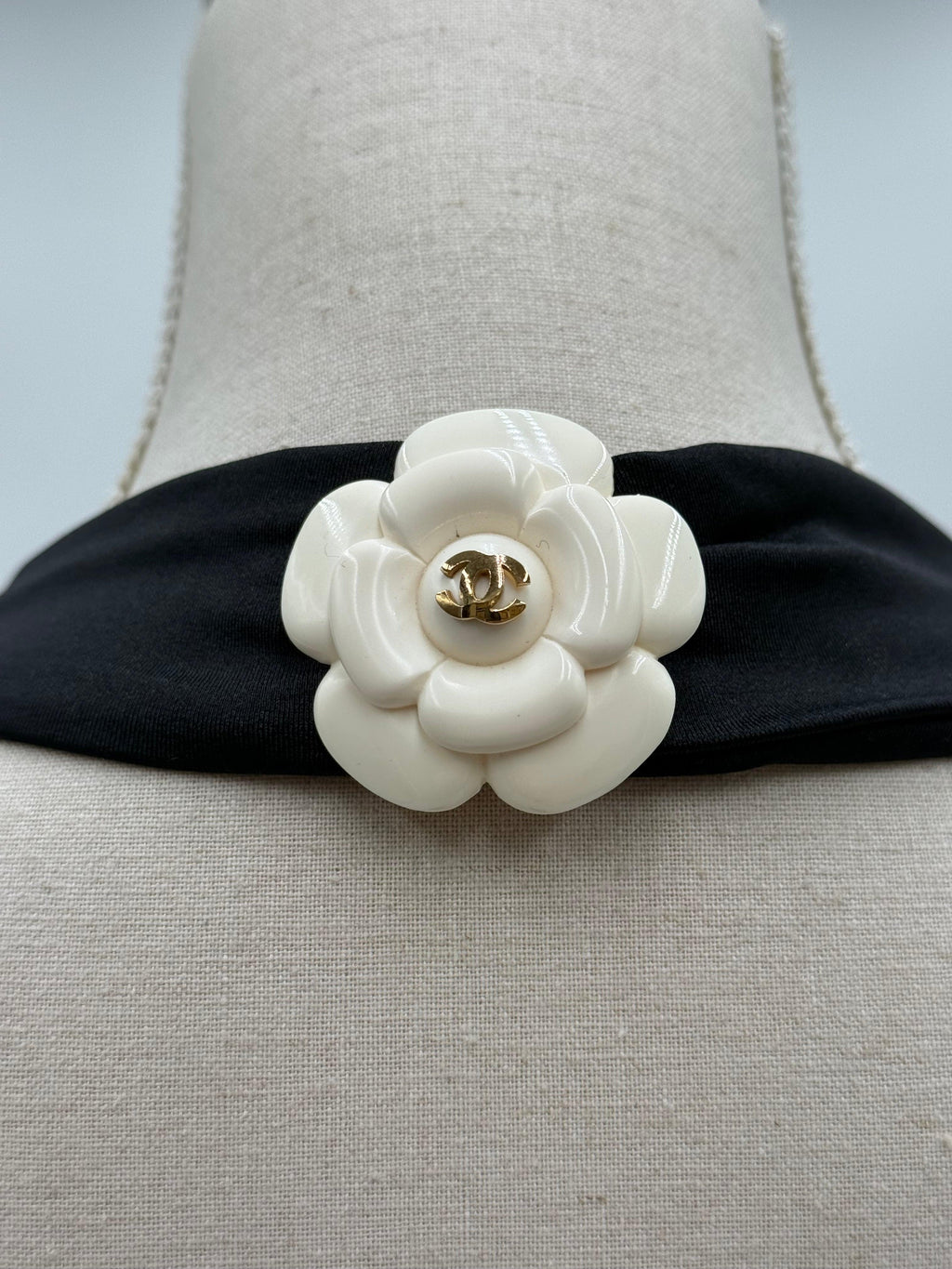 Chanel Costume Intero Vintage by Karl Lagerfeld con Camelia Nero - Mercatino di Ninni