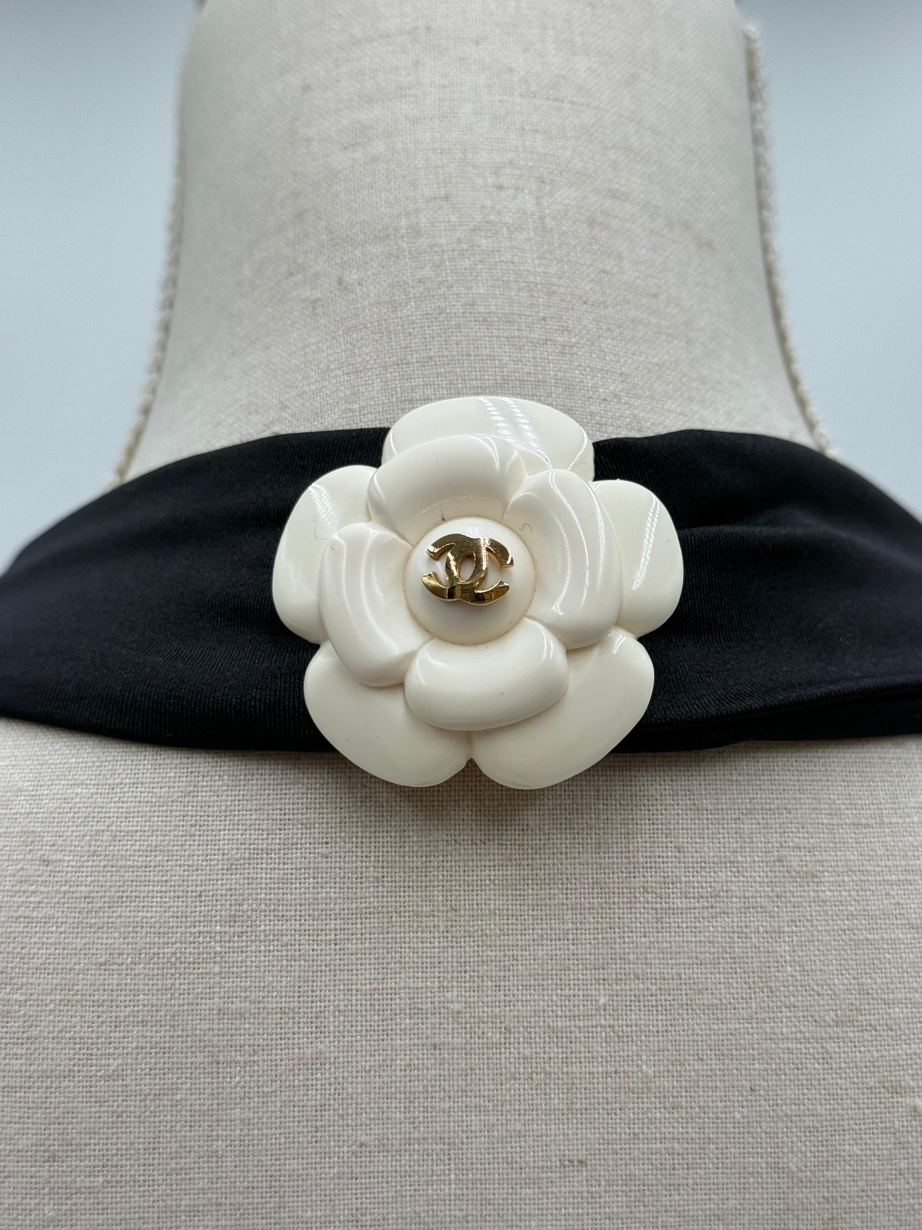 Chanel Costume Intero Vintage by Karl Lagerfeld con Camelia Nero - Mercatino di Ninni