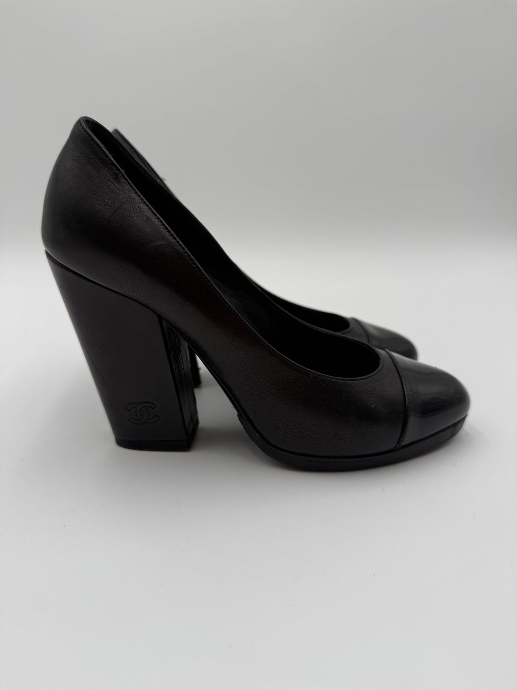 Chanel Décollété Cap-Toe in Pelle e Vernice Nera - Mercatino di Ninni