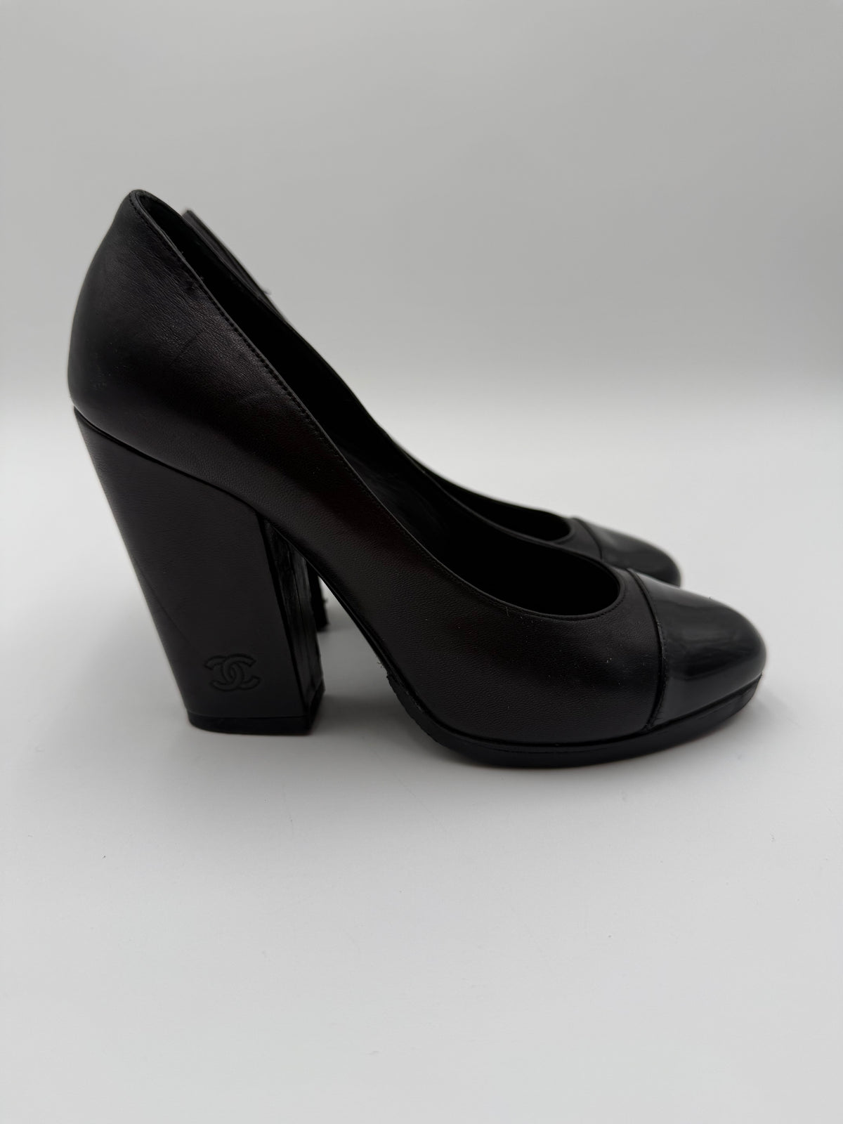 Chanel Décollété Cap-Toe in Pelle e Vernice Nera - Mercatino di Ninni