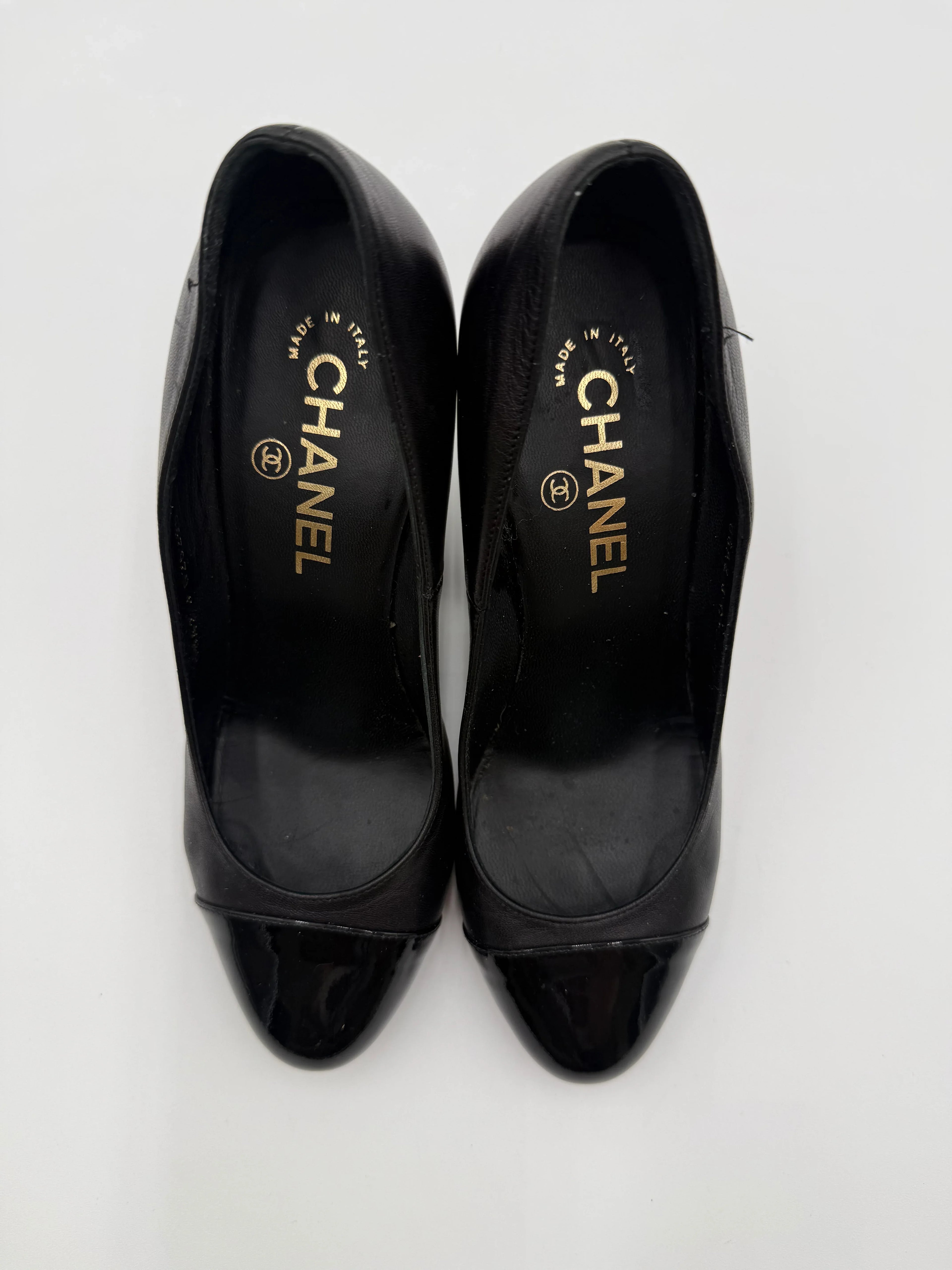 Chanel Décollété Cap-Toe in Pelle e Vernice Nera - Mercatino di Ninni