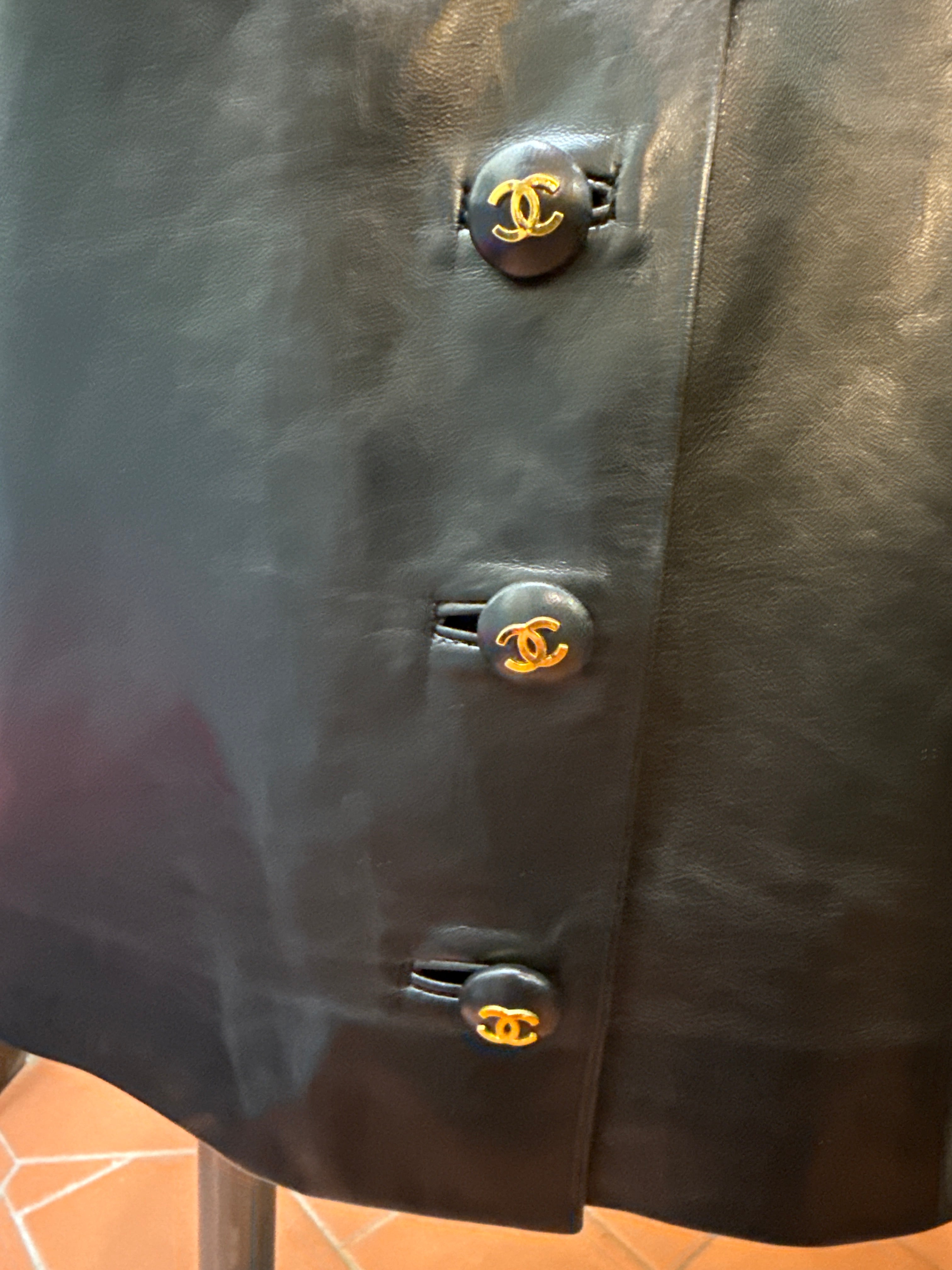 Chanel Gonna Midi in Pelle di Agnello Nera Vintage - Mercatino di Ninni