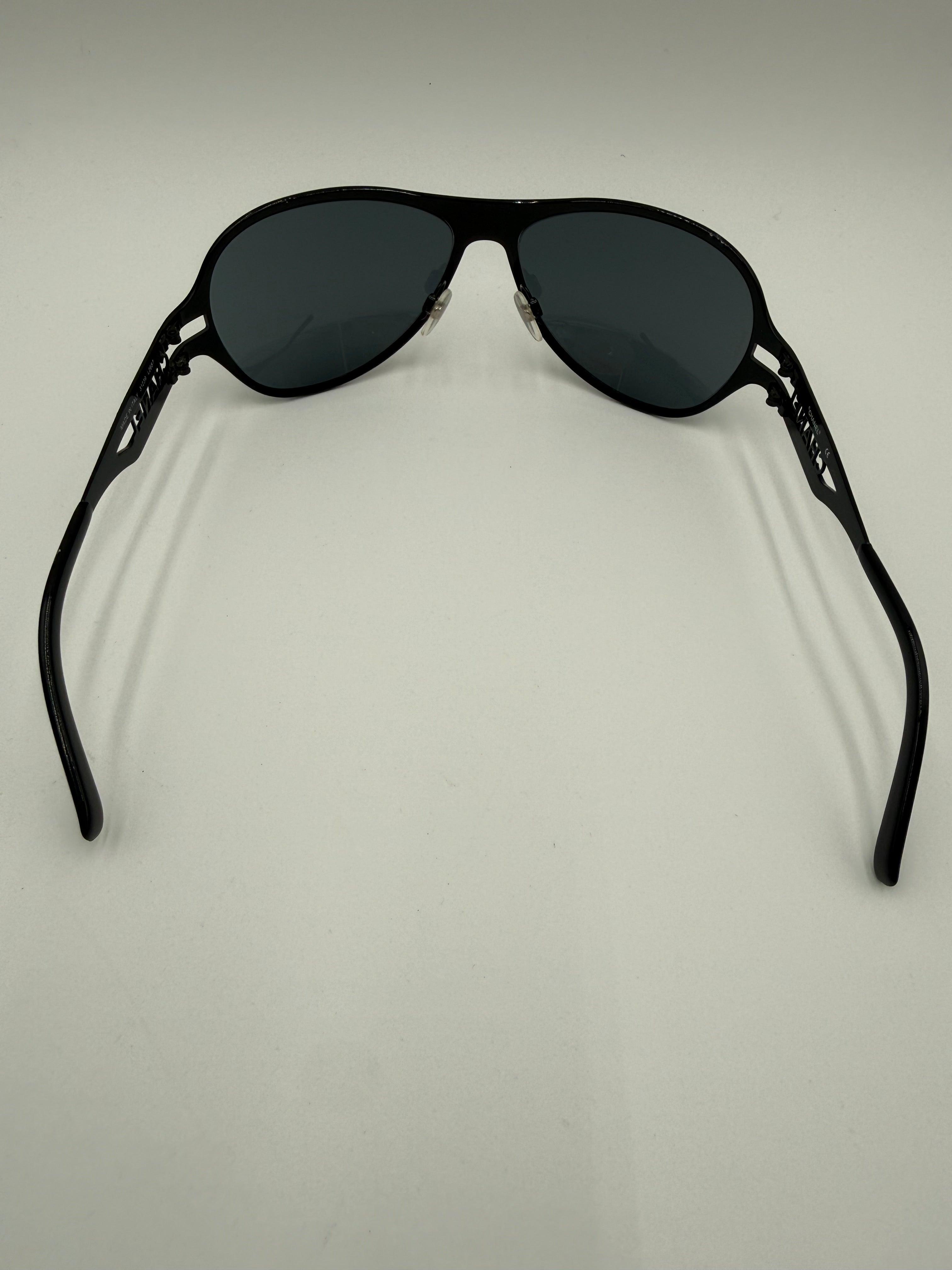 Chanel Occhiali da Sole Vintage Shield Logo Cut-out Neri - Mercatino di Ninni