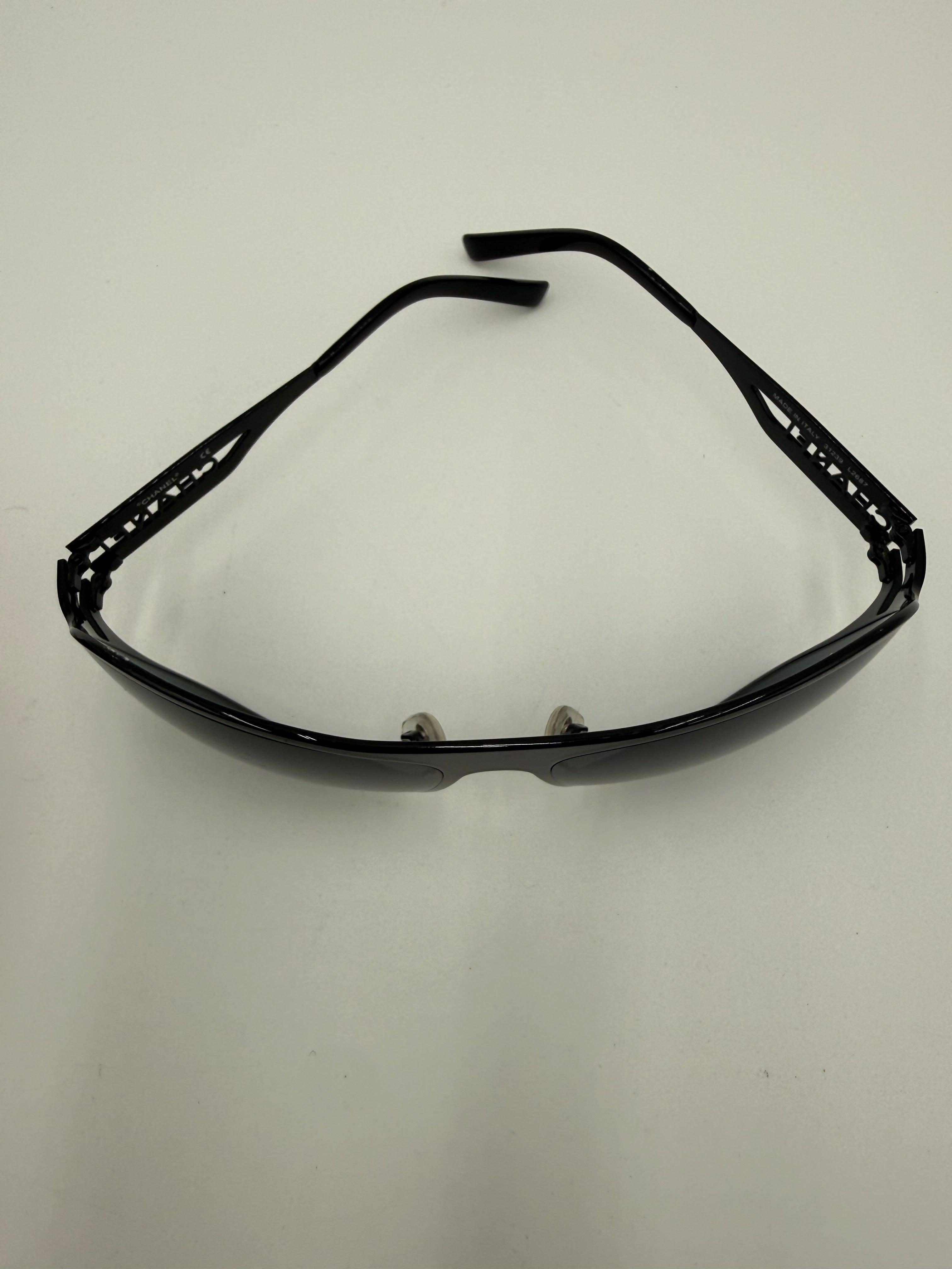 Chanel Occhiali da Sole Vintage Shield Logo Cut-out Neri - Mercatino di Ninni