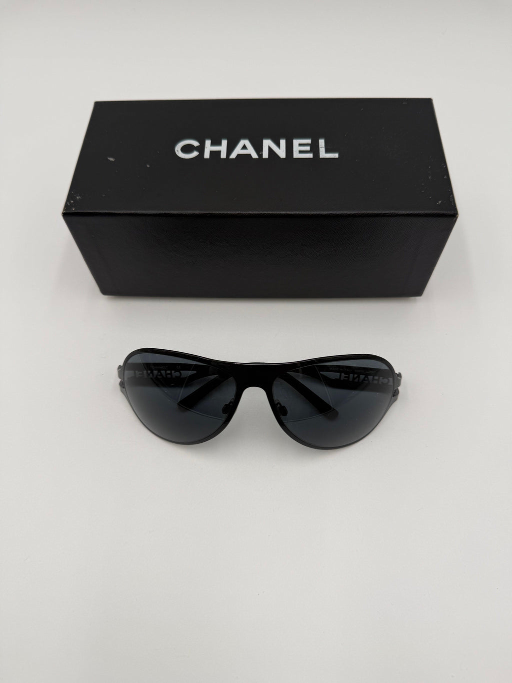 Chanel Occhiali da Sole Vintage Shield Logo Cut-out Neri - Mercatino di Ninni