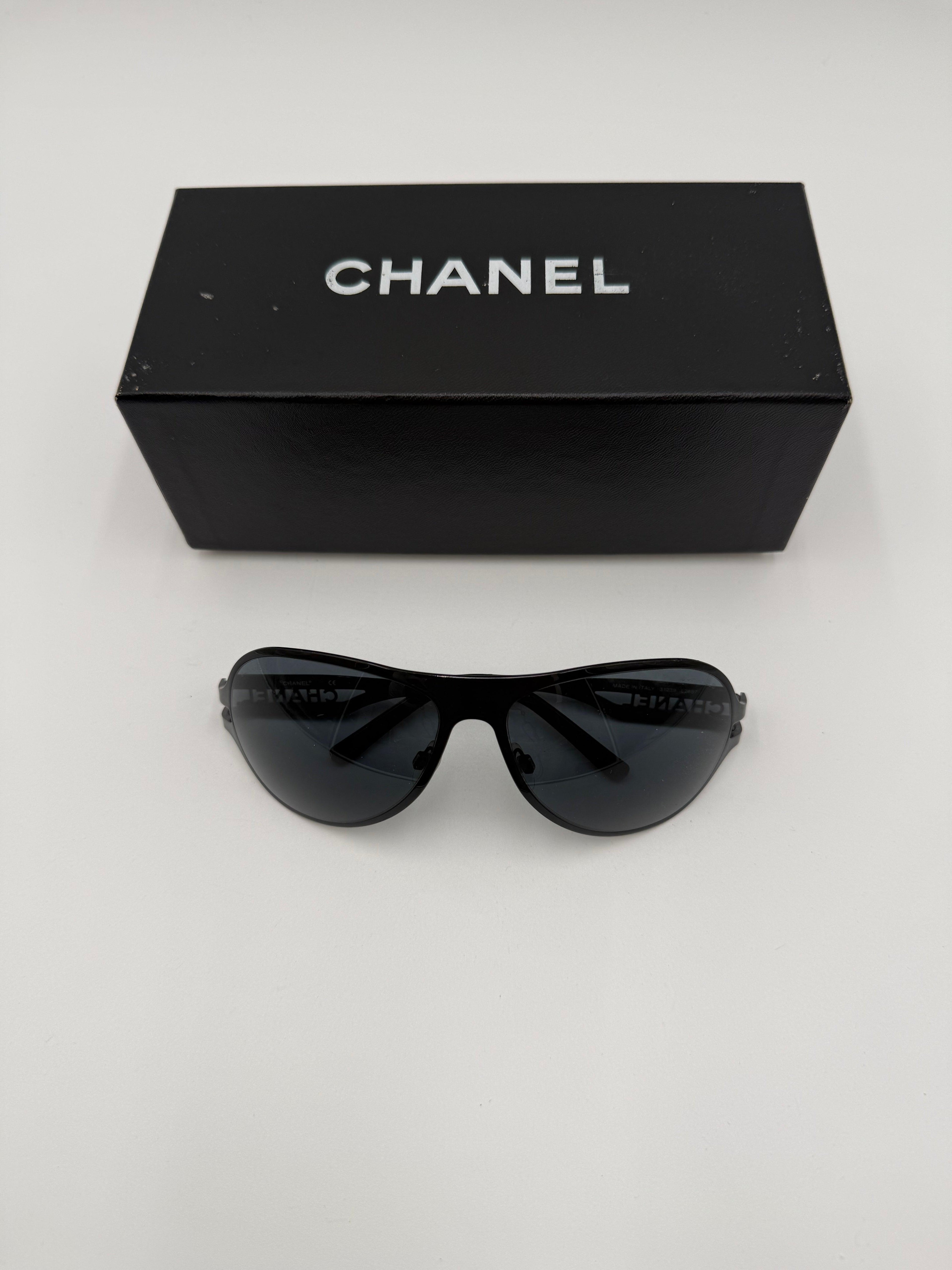 Chanel Occhiali da Sole Vintage Shield Logo Cut-out Neri - Mercatino di Ninni