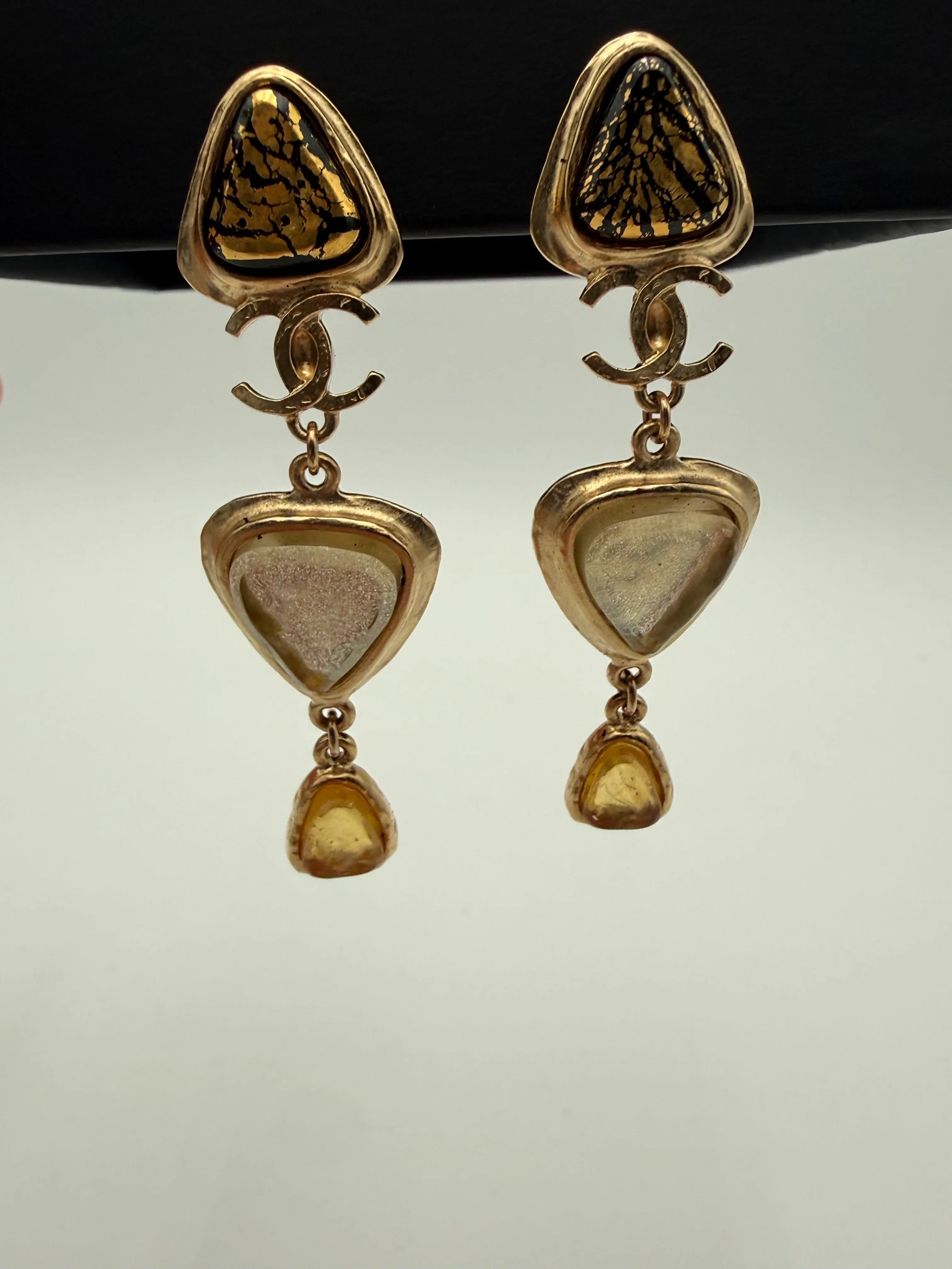 Chanel Orecchini Karl Lagerfeld Clip Pendenti in Metallo Oro e Resina Ambra - Mercatino di Ninni