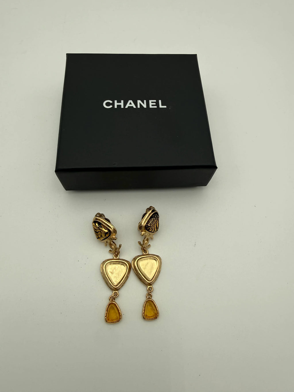 Chanel Orecchini Karl Lagerfeld Clip Pendenti in Metallo Oro e Resina Ambra - Mercatino di Ninni