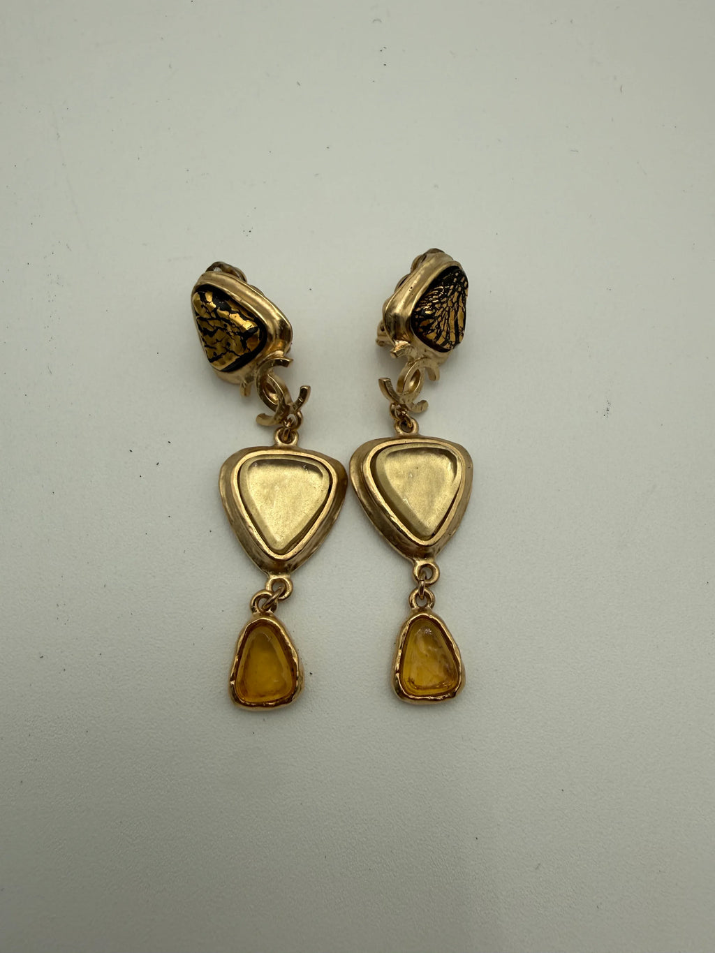 Chanel Orecchini Karl Lagerfeld Clip Pendenti in Metallo Oro e Resina Ambra - Mercatino di Ninni