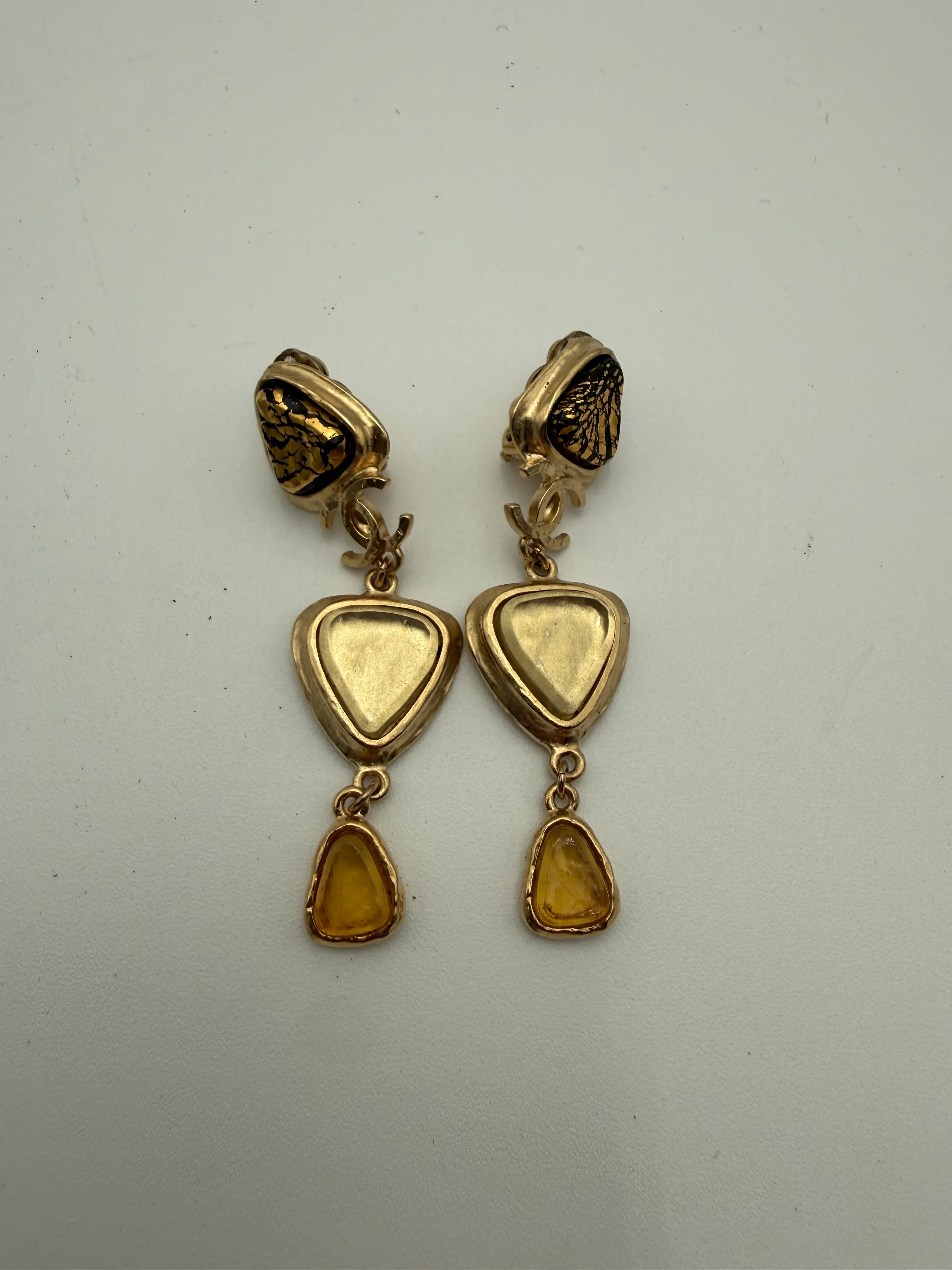 Chanel Orecchini Karl Lagerfeld Clip Pendenti in Metallo Oro e Resina Ambra - Mercatino di Ninni