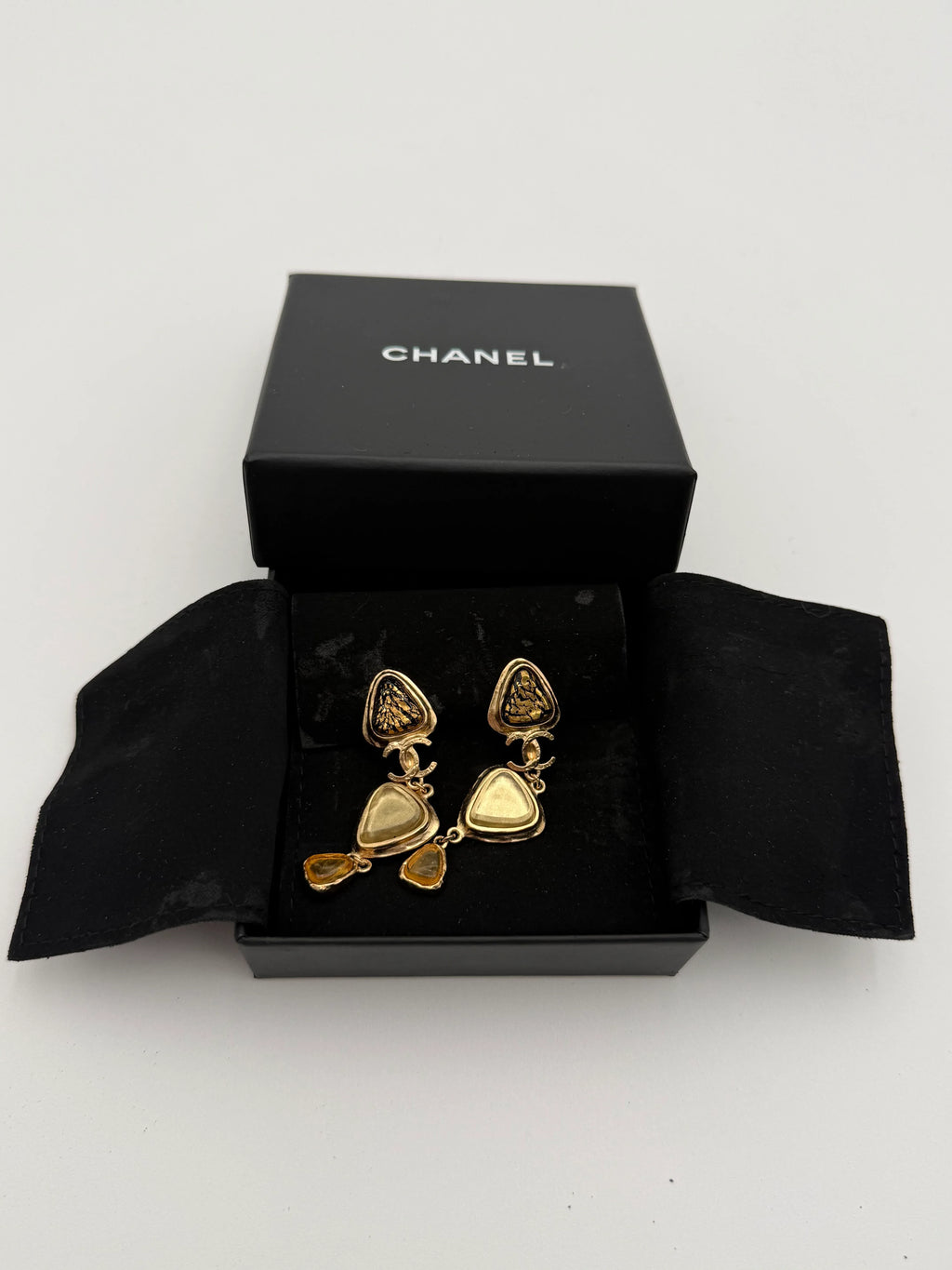 Chanel Orecchini Karl Lagerfeld Clip Pendenti in Metallo Oro e Resina Ambra - Mercatino di Ninni