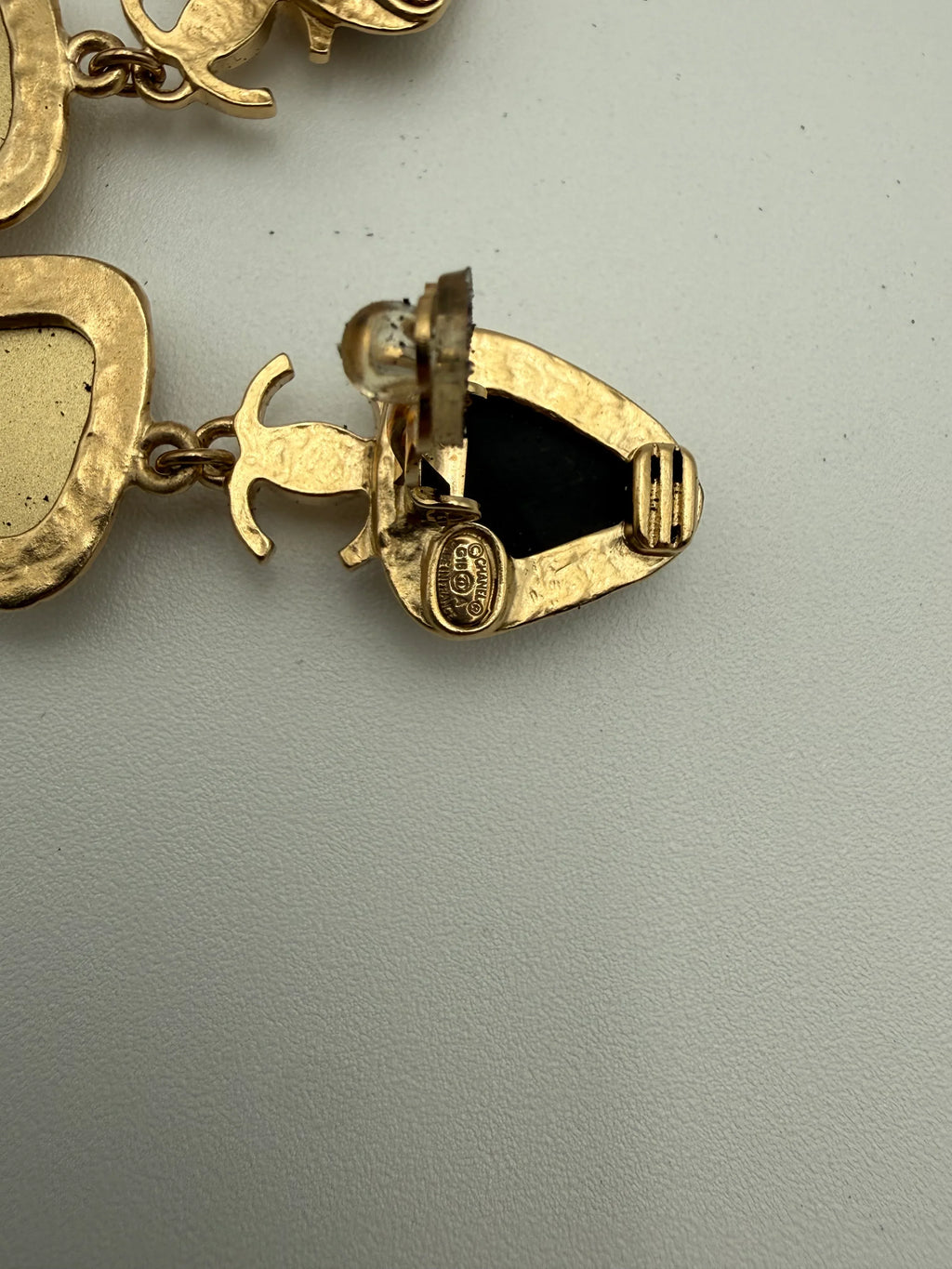 Chanel Orecchini Karl Lagerfeld Clip Pendenti in Metallo Oro e Resina Ambra - Mercatino di Ninni