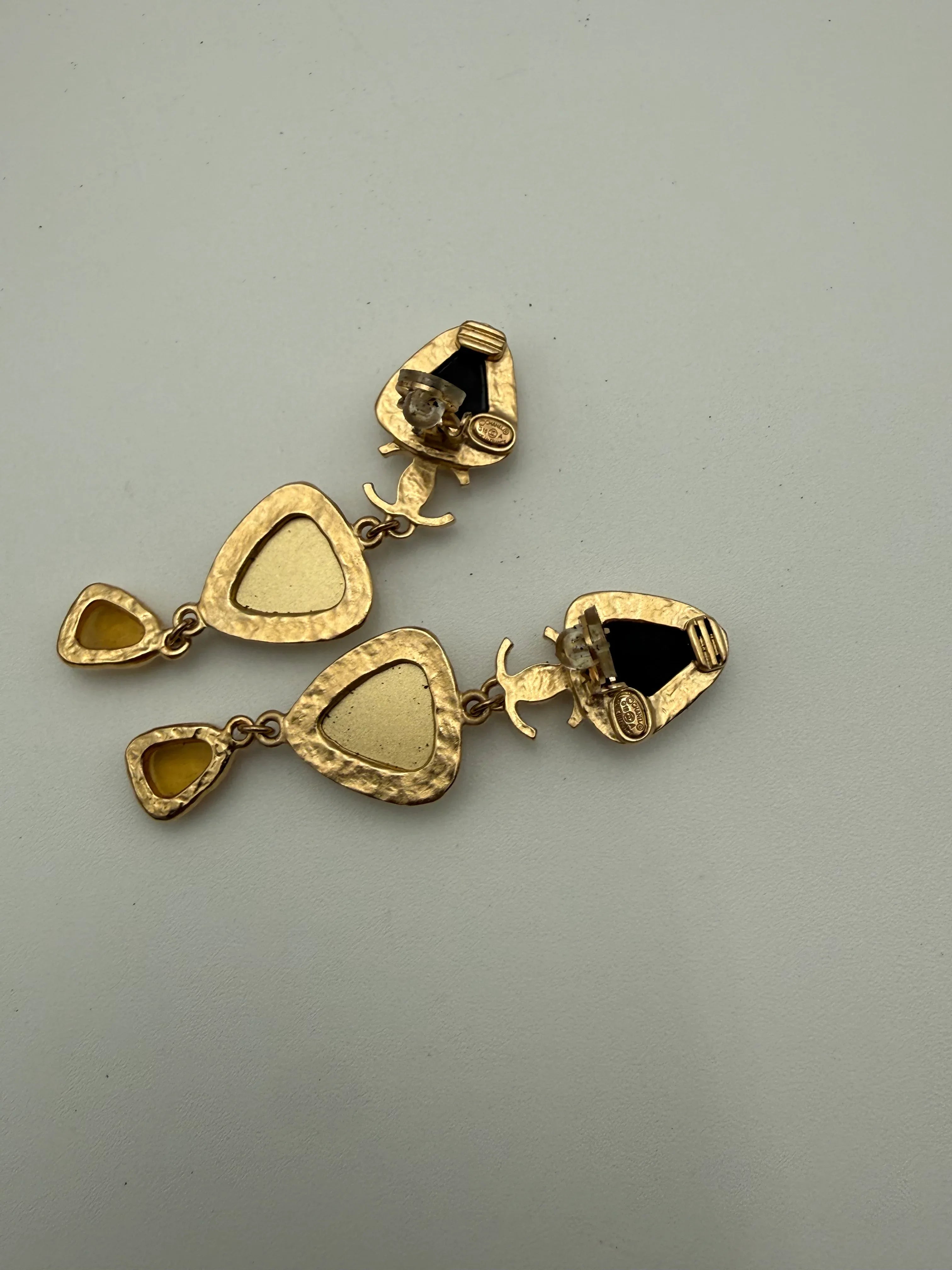 Chanel Orecchini Karl Lagerfeld Clip Pendenti in Metallo Oro e Resina Ambra - Mercatino di Ninni