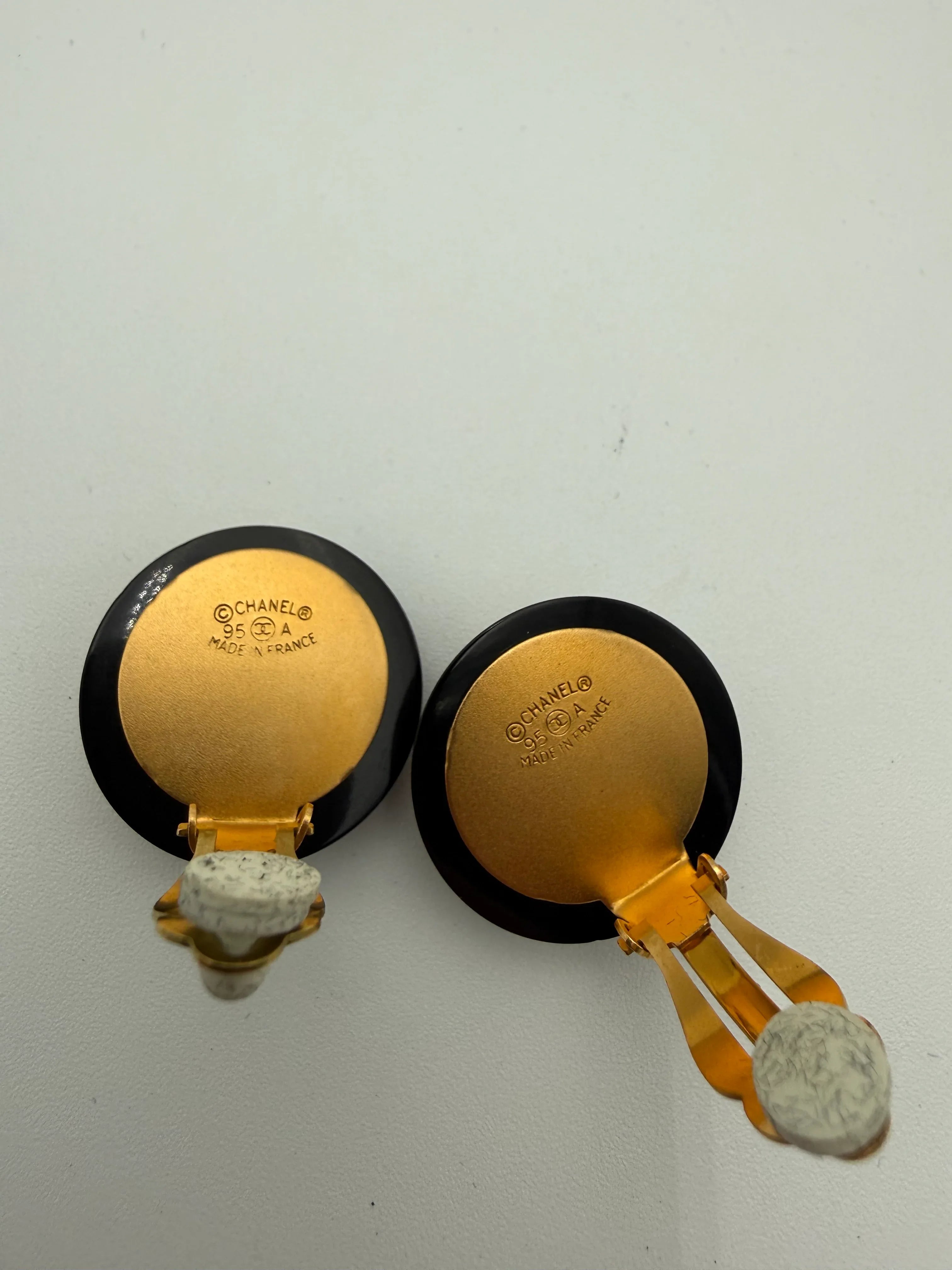 Chanel Orecchini Vintage a Clip Celestial Nero e Oro - Mercatino di Ninni