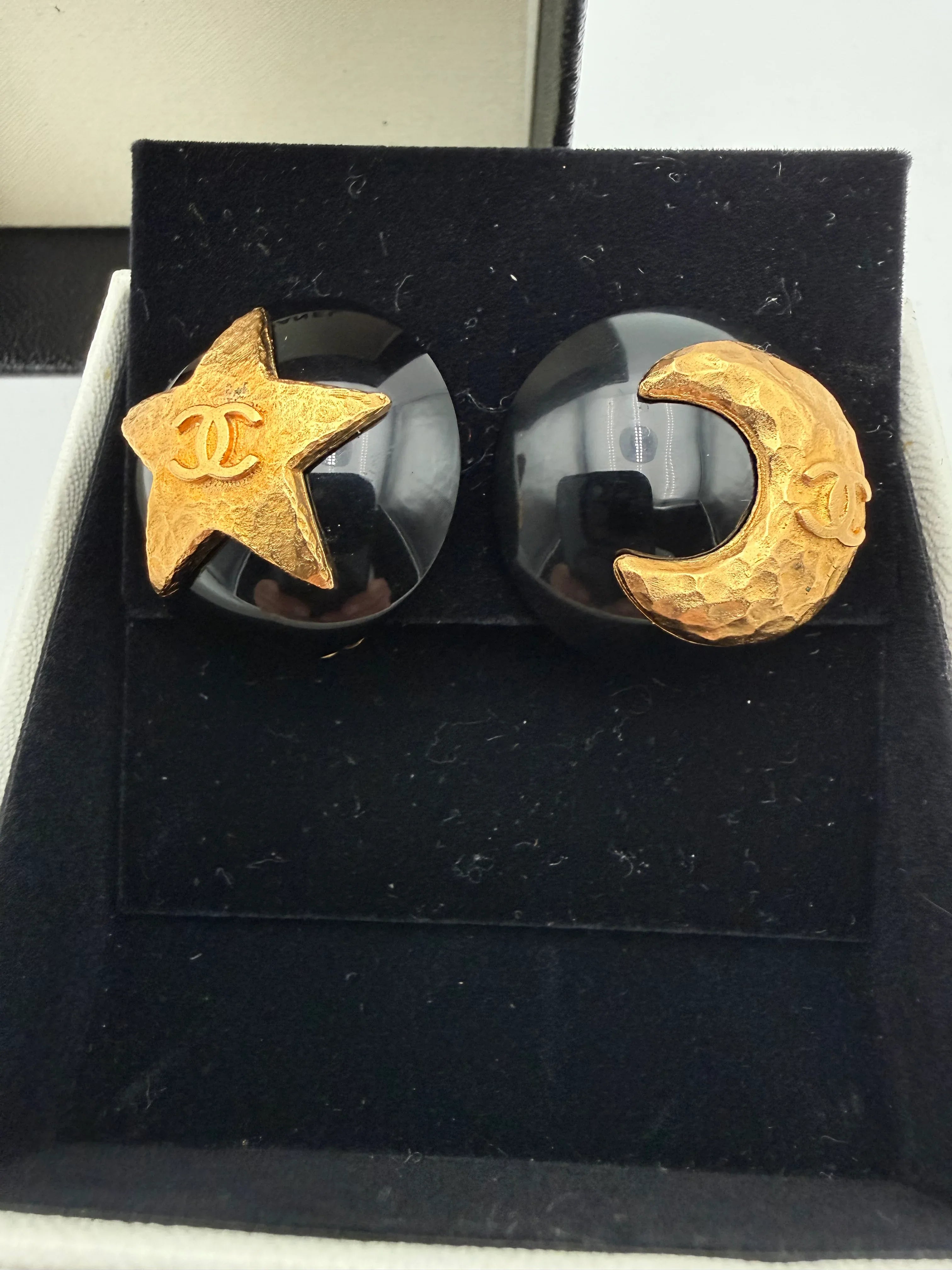 Chanel Orecchini Vintage a Clip Celestial Nero e Oro - Mercatino di Ninni