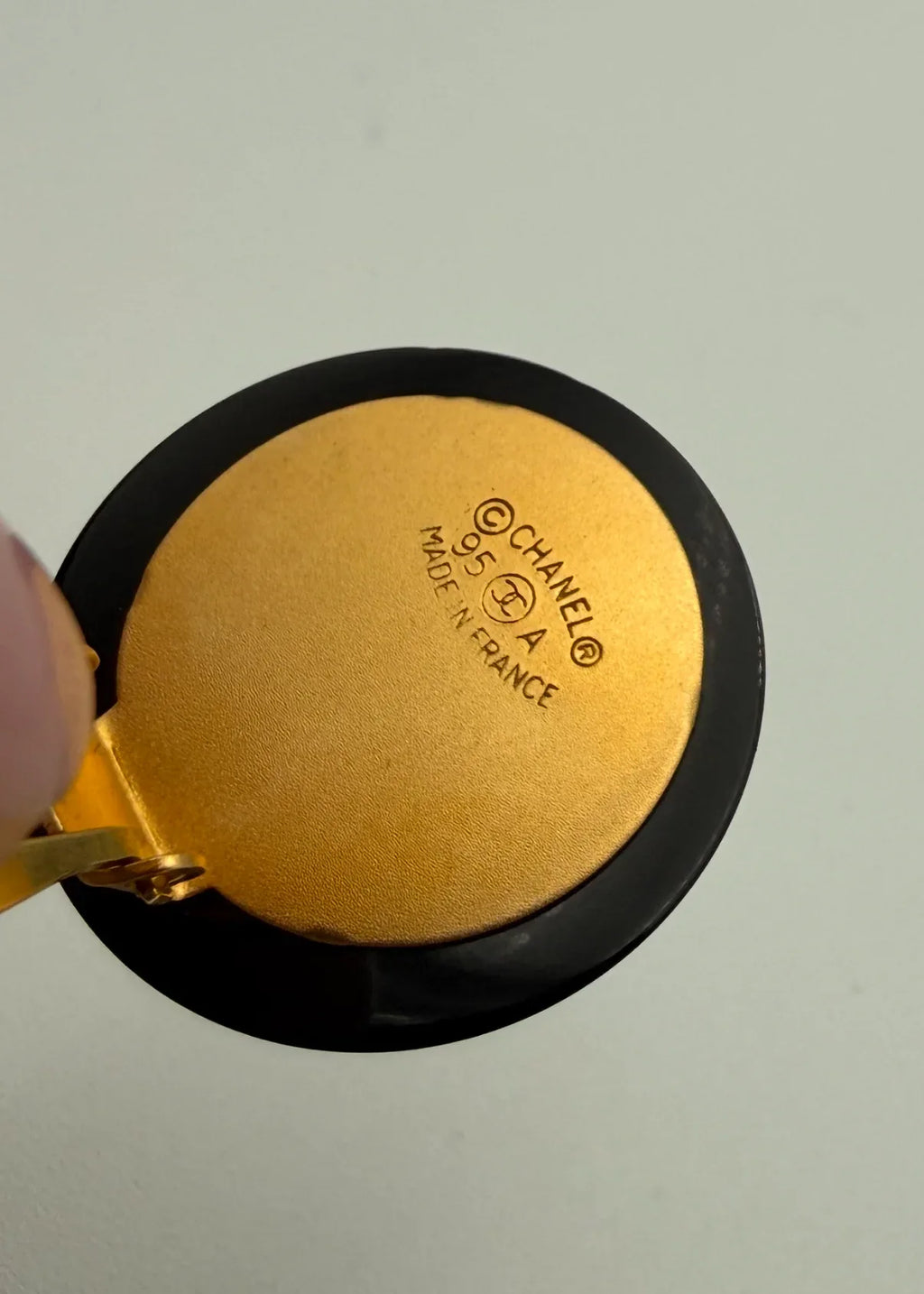 Chanel Orecchini Vintage a Clip Celestial Nero e Oro - Mercatino di Ninni