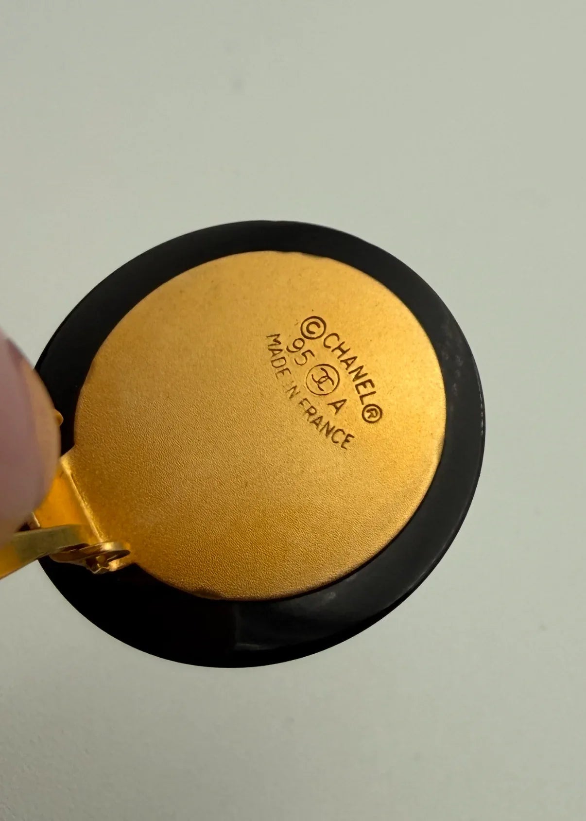 Chanel Orecchini Vintage a Clip Celestial Nero e Oro - Mercatino di Ninni