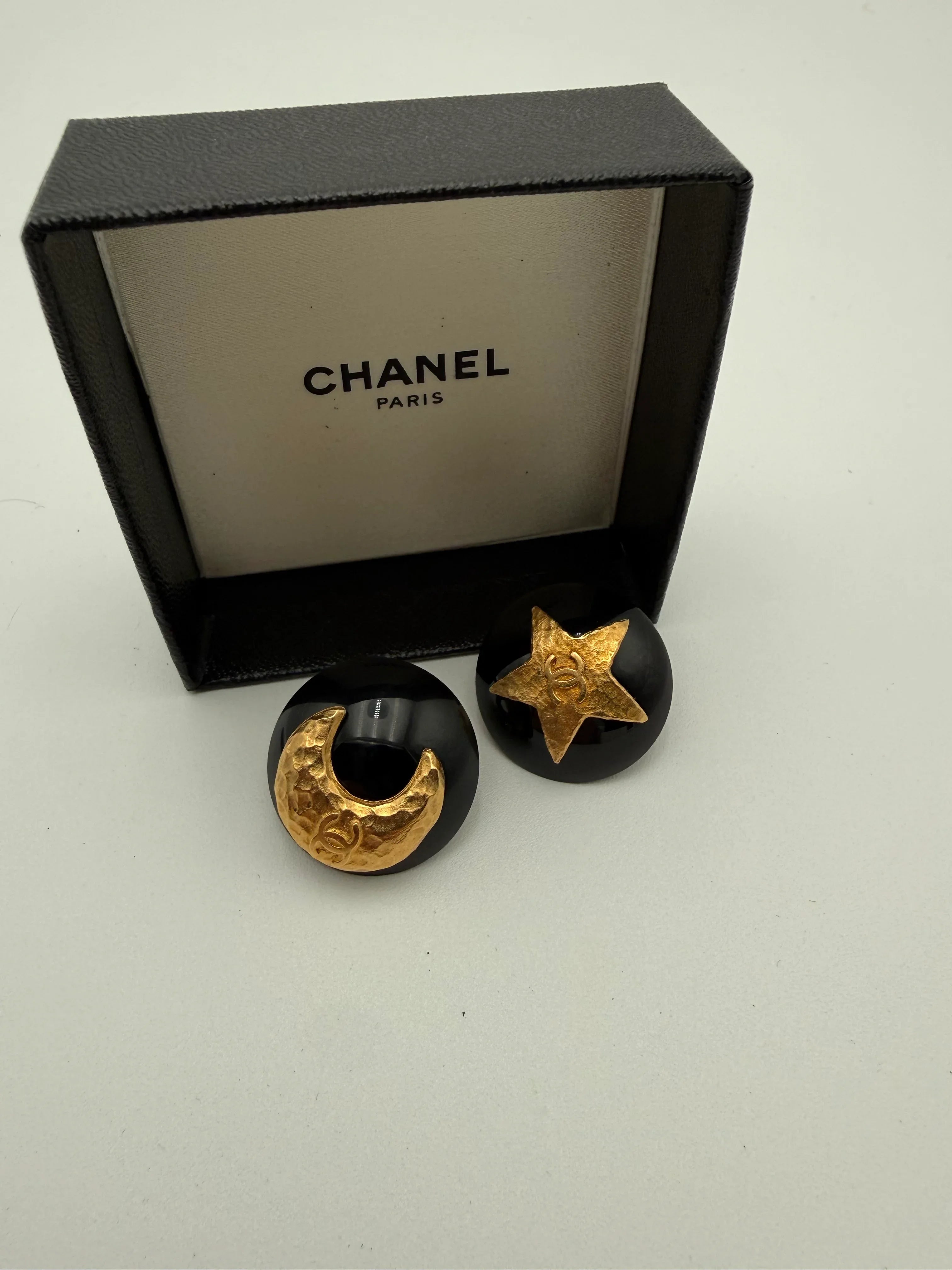 Chanel Orecchini Vintage a Clip Celestial Nero e Oro - Mercatino di Ninni