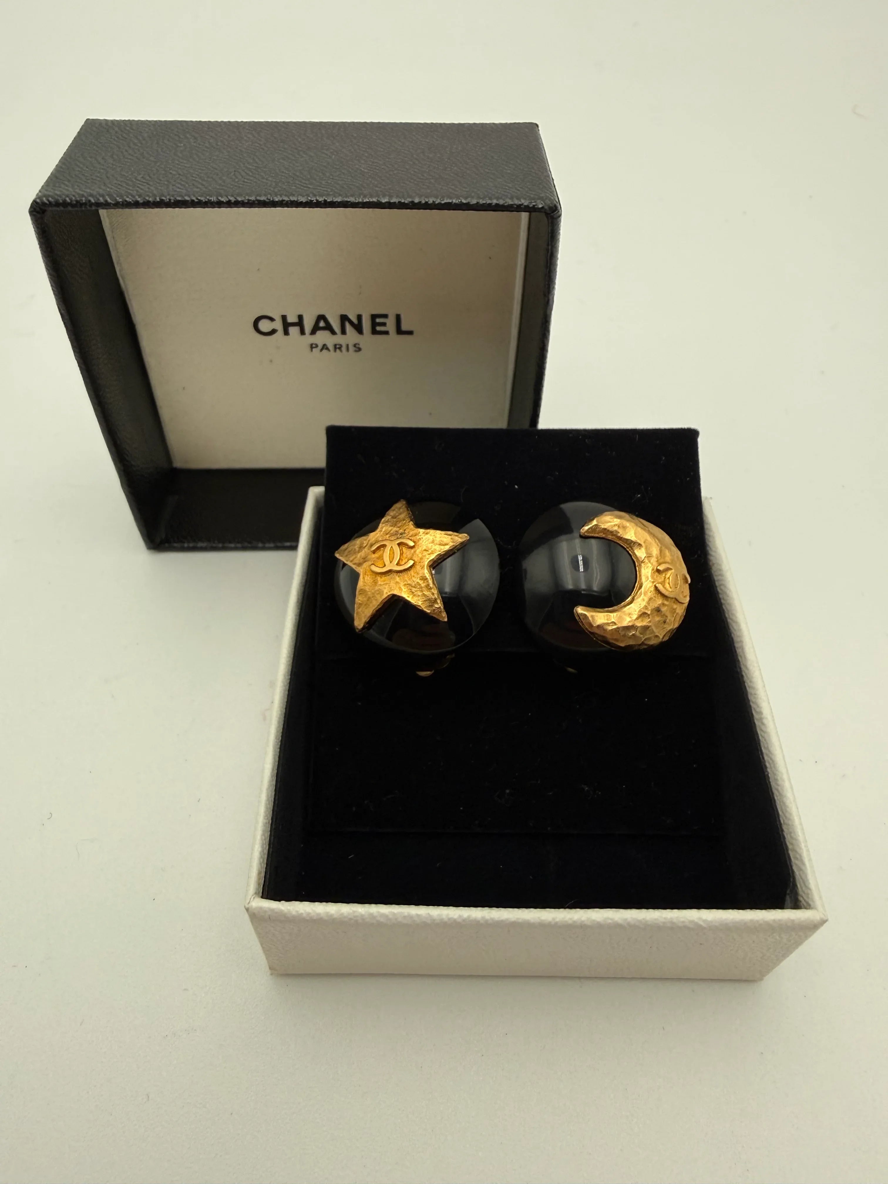 Chanel Orecchini Vintage a Clip Celestial Nero e Oro - Mercatino di Ninni