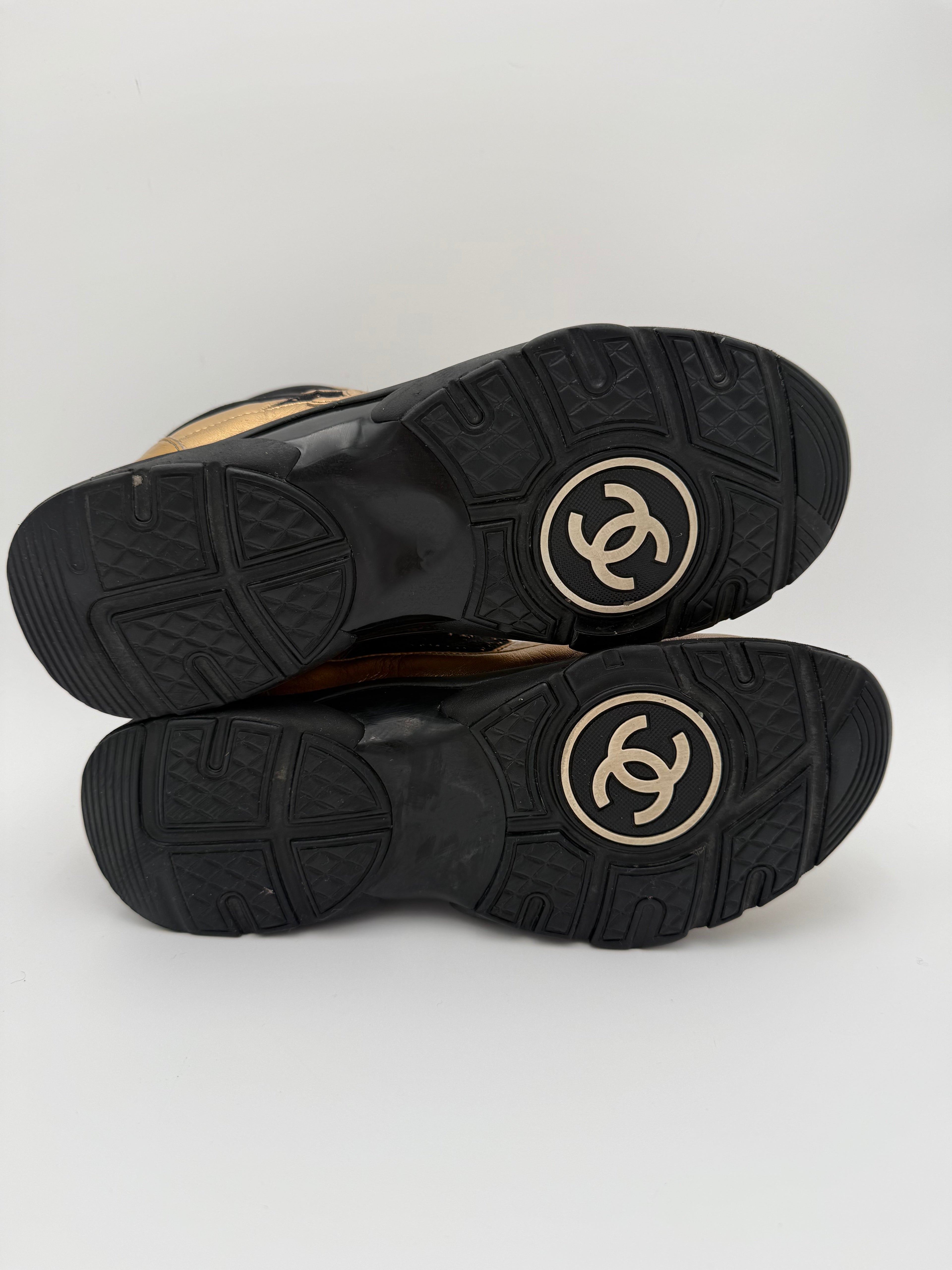 Chanel Sneakers Alte in Tweed Nero e Pelle Oro - Mercatino di Ninni