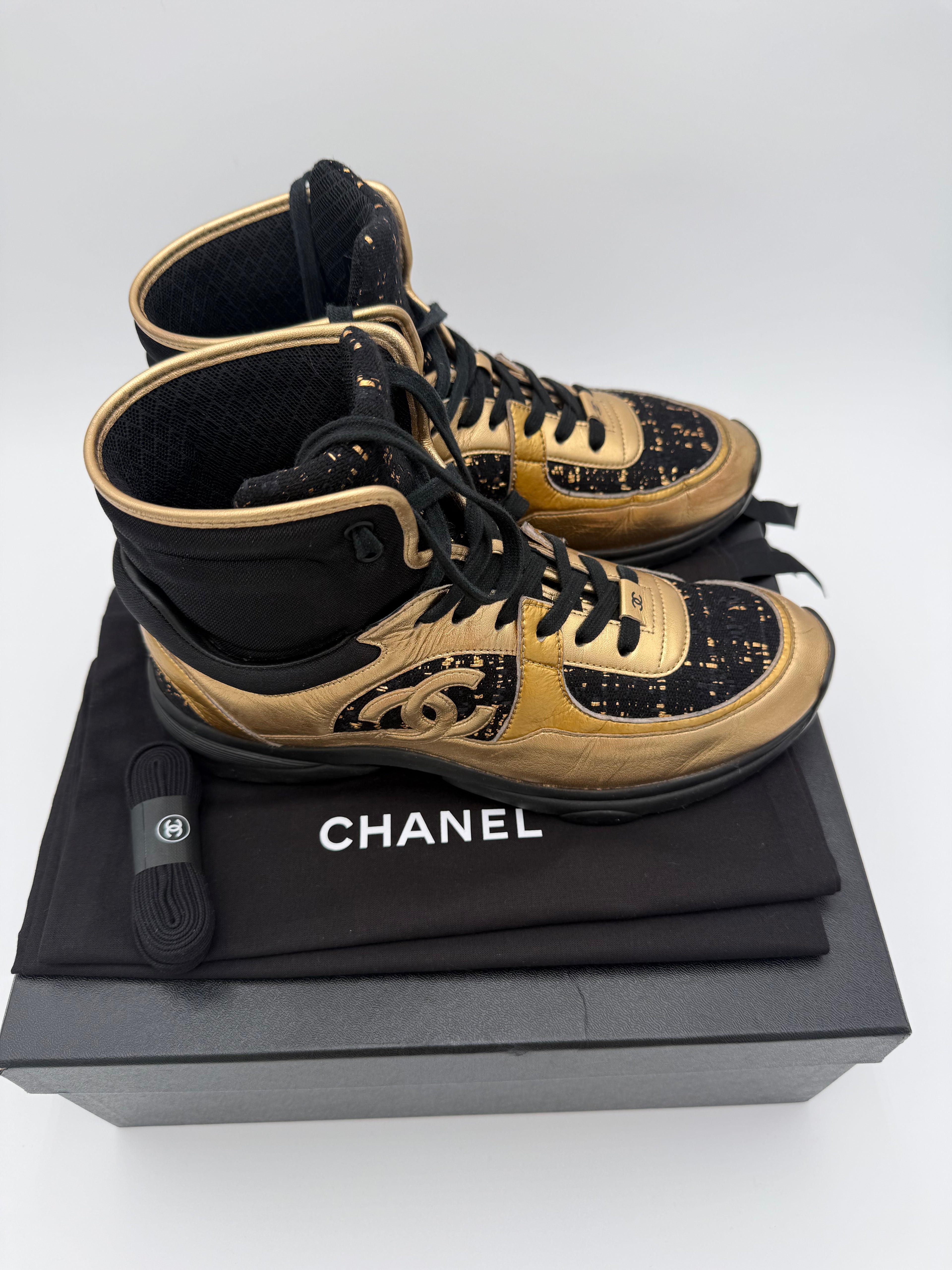 Chanel Sneakers Alte in Tweed Nero e Pelle Oro - Mercatino di Ninni