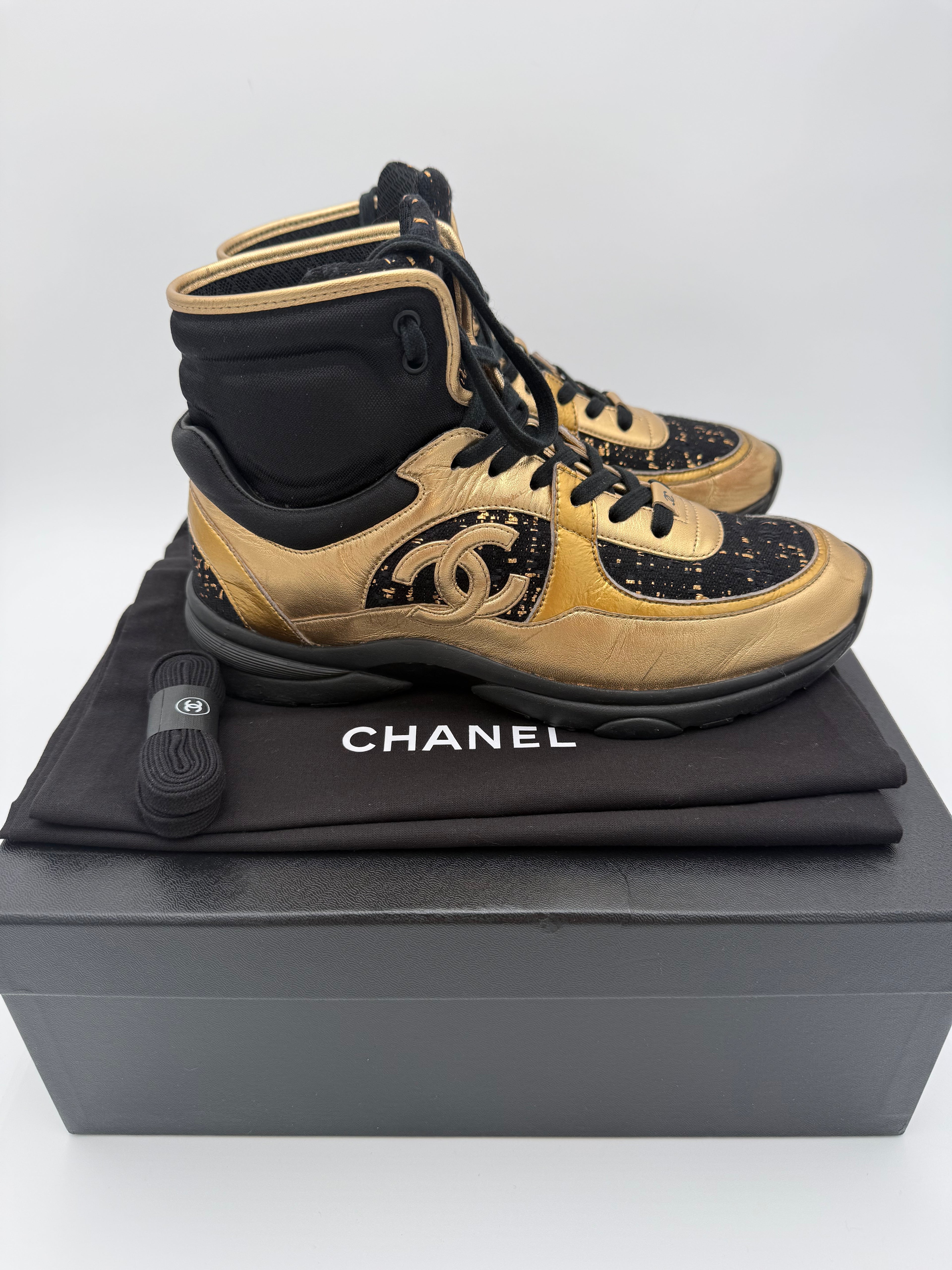 Chanel Sneakers Alte in Tweed Nero e Pelle Oro - Mercatino di Ninni