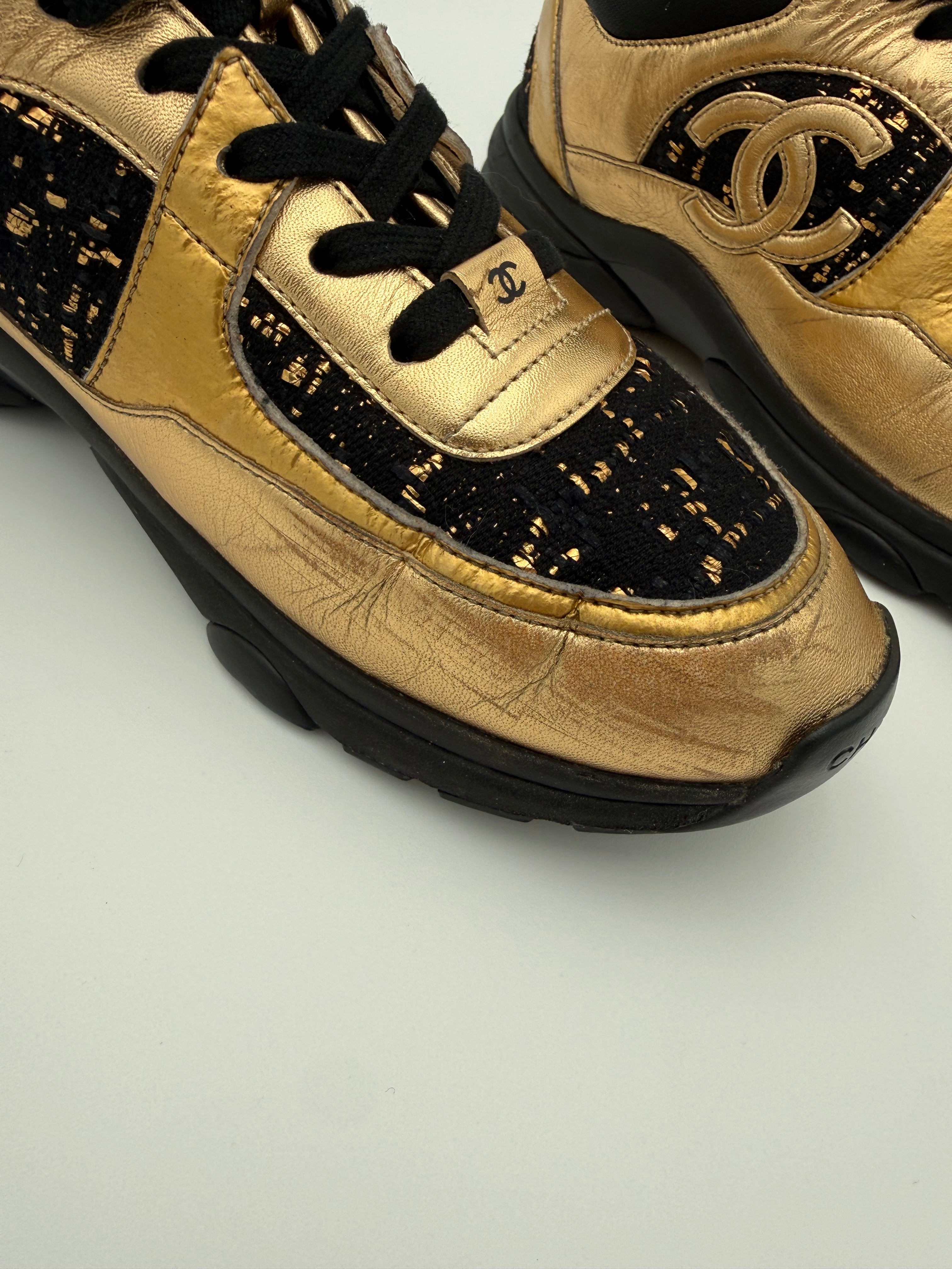 Chanel Sneakers Alte in Tweed Nero e Pelle Oro - Mercatino di Ninni