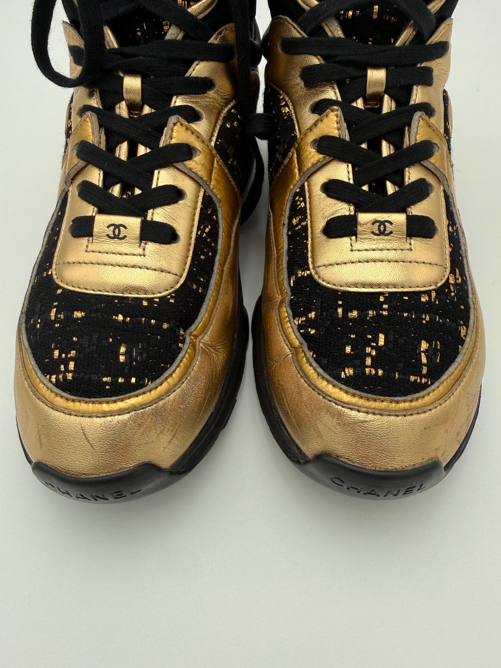 Chanel Sneakers Alte in Tweed Nero e Pelle Oro - Mercatino di Ninni