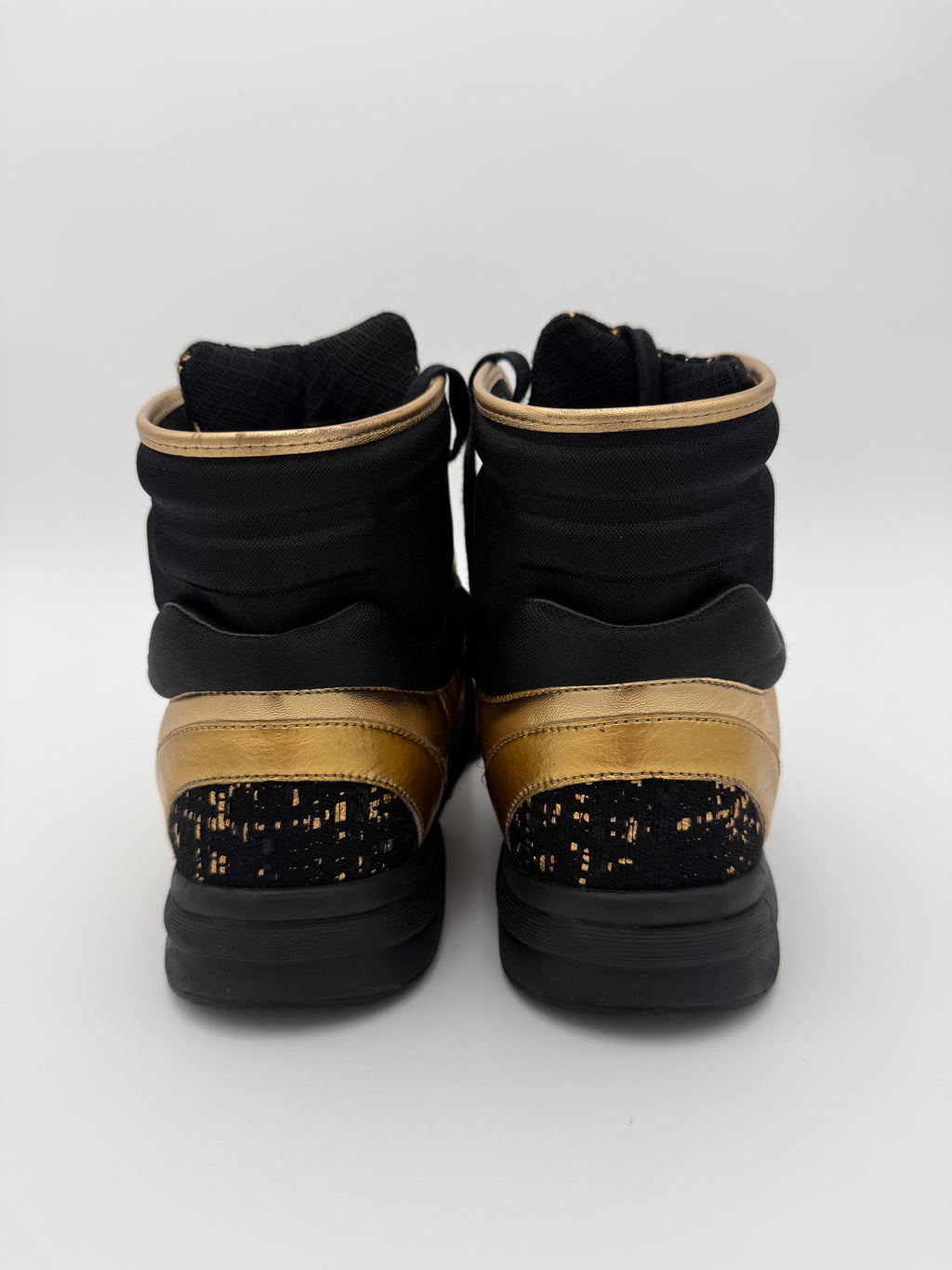 Chanel Sneakers Alte in Tweed Nero e Pelle Oro - Mercatino di Ninni