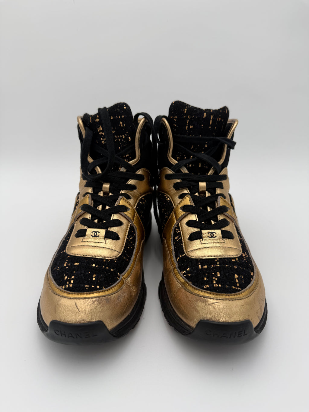 Chanel Sneakers Alte in Tweed Nero e Pelle Oro - Mercatino di Ninni