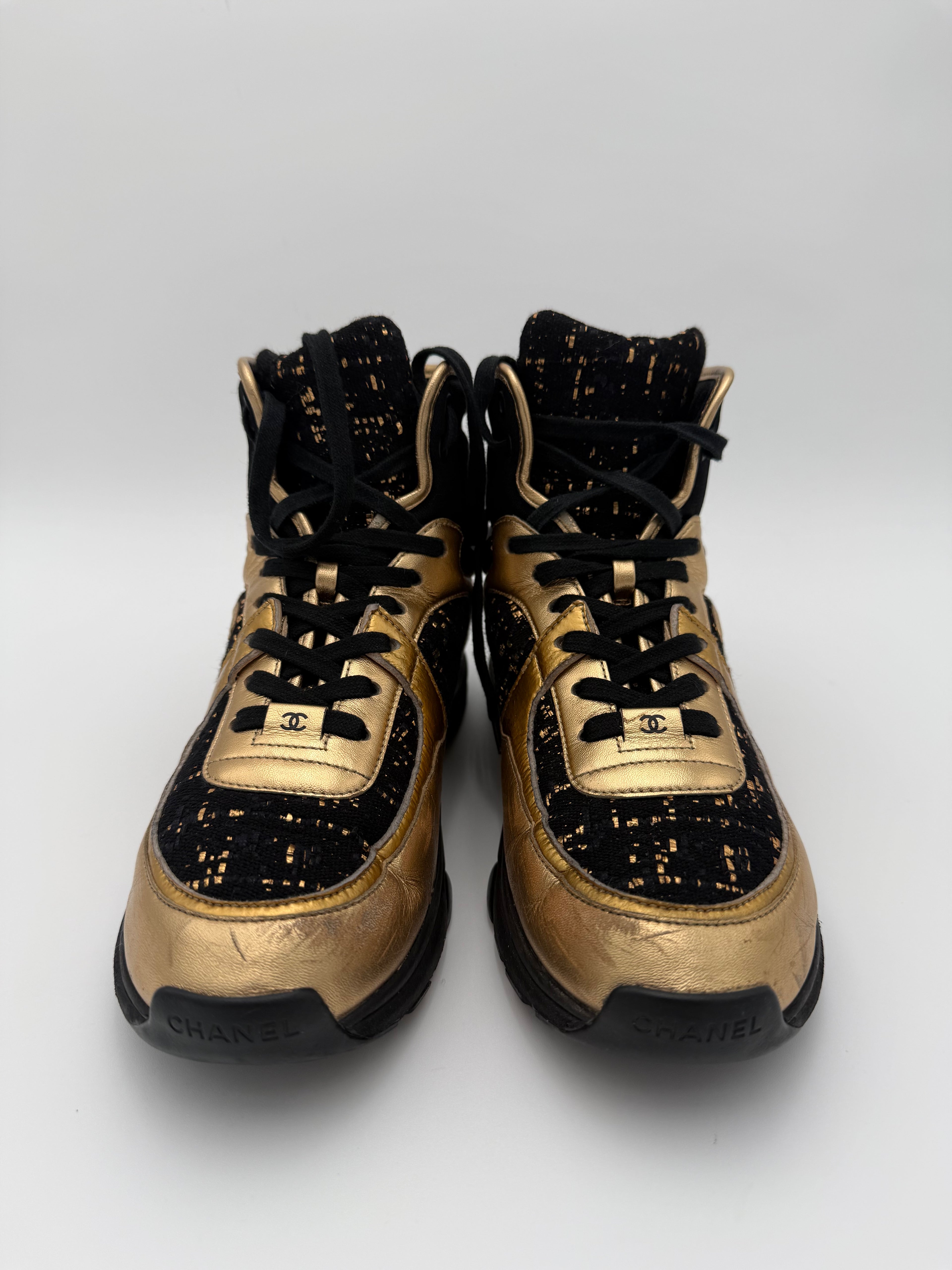 Chanel Sneakers Alte in Tweed Nero e Pelle Oro - Mercatino di Ninni