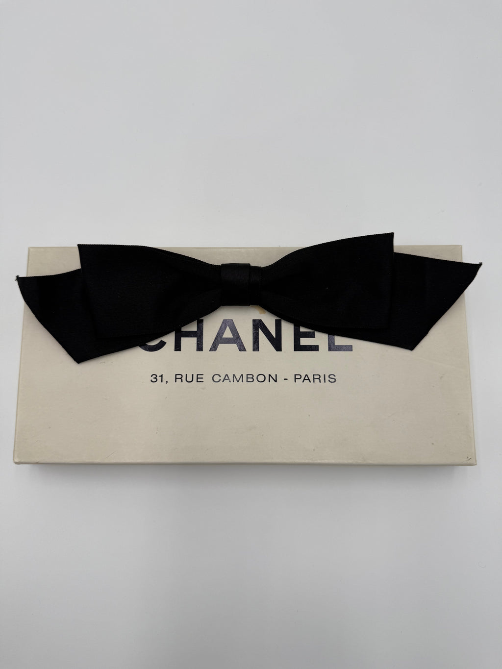 Chanel Spilla Vintage Fiocco Nero in raso di Seta - Mercatino di Ninni
