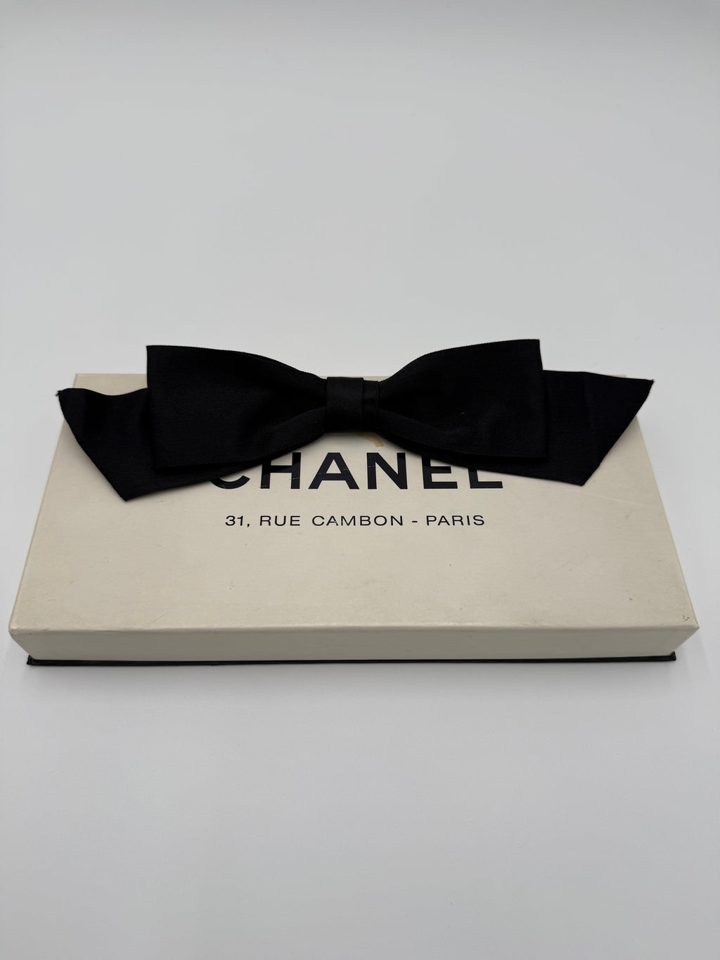 Chanel Spilla Vintage Fiocco Nero in raso di Seta - Mercatino di Ninni