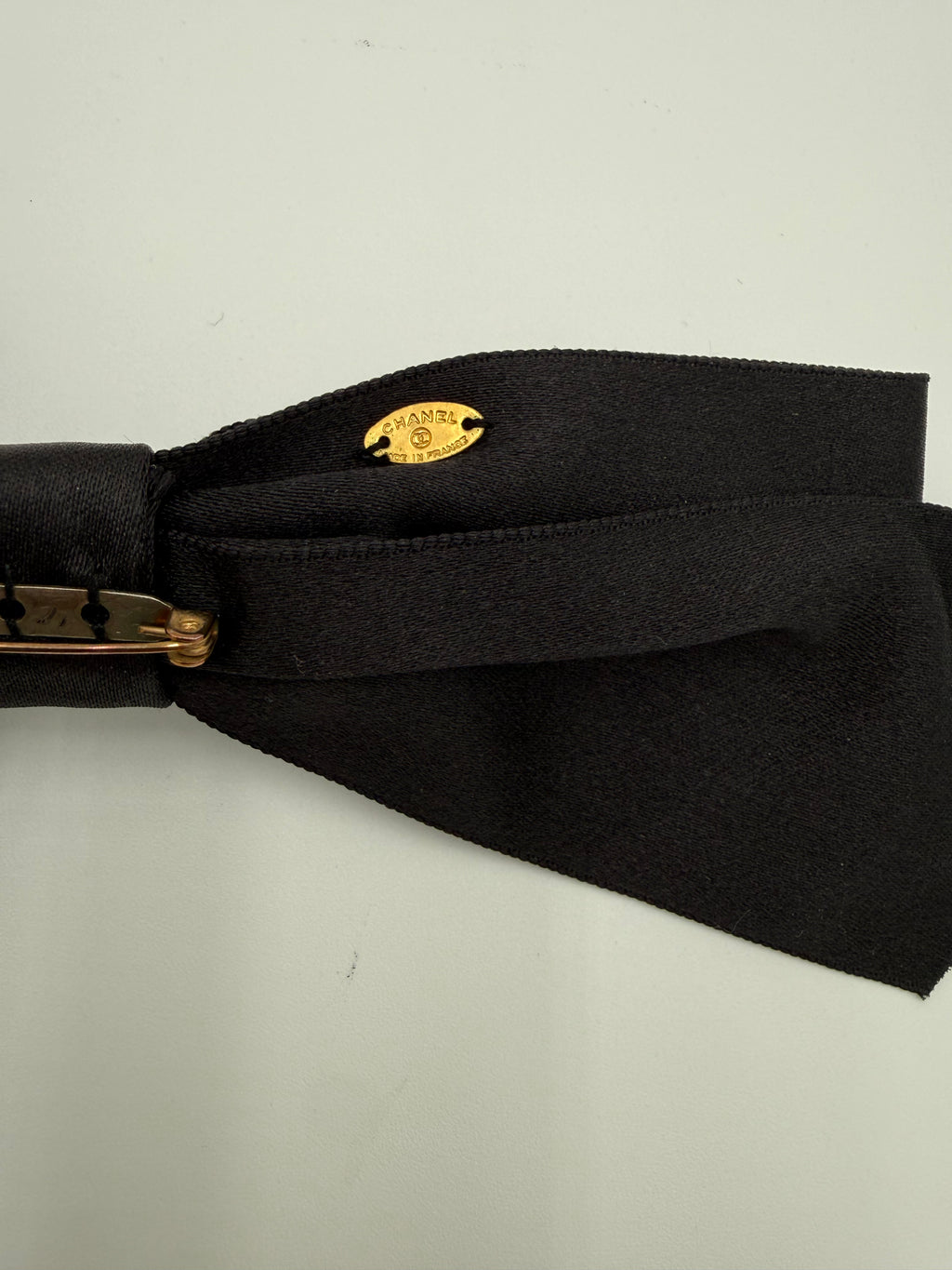 Chanel Spilla Vintage Fiocco Nero in raso di Seta - Mercatino di Ninni