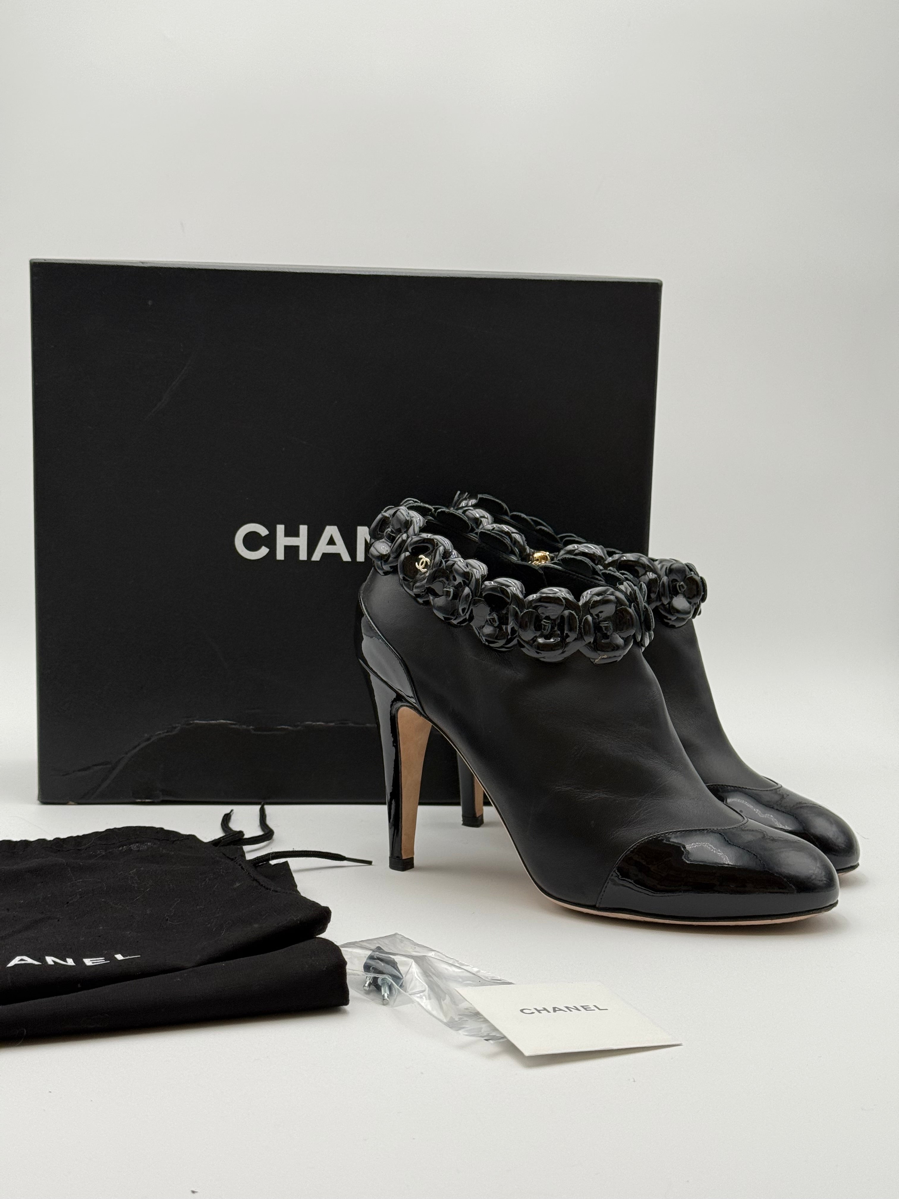 Chanel Stivaletto Camelia in Vernice Nero - Mercatino di Ninni