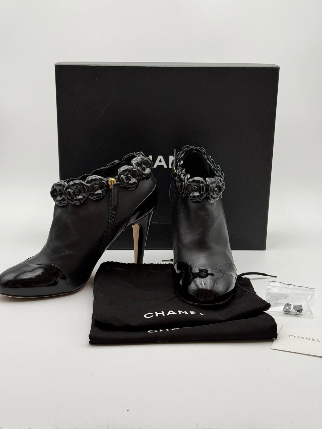 Chanel Stivaletto Camelia in Vernice Nero - Mercatino di Ninni