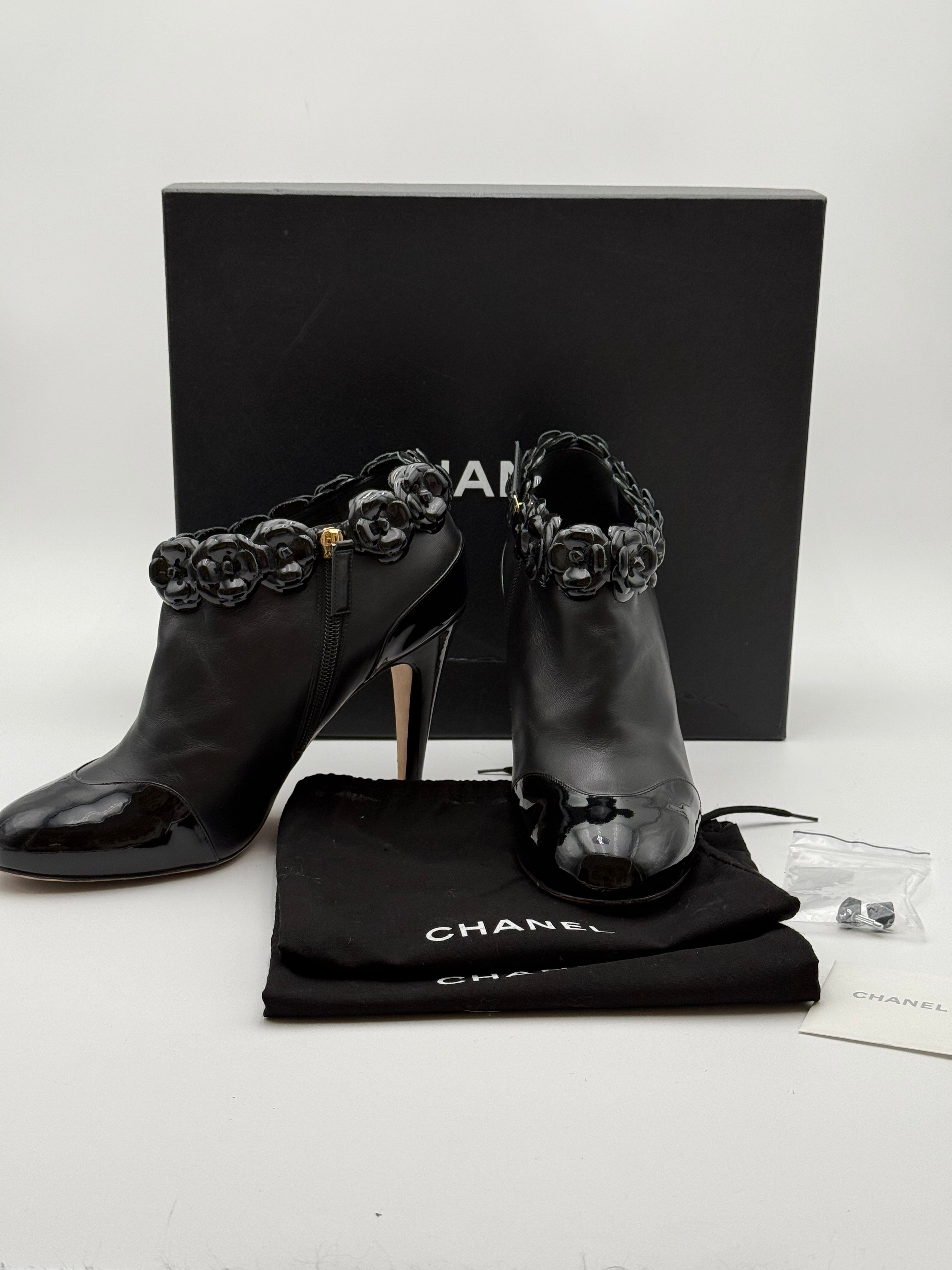 Chanel Stivaletto Camelia in Vernice Nero - Mercatino di Ninni