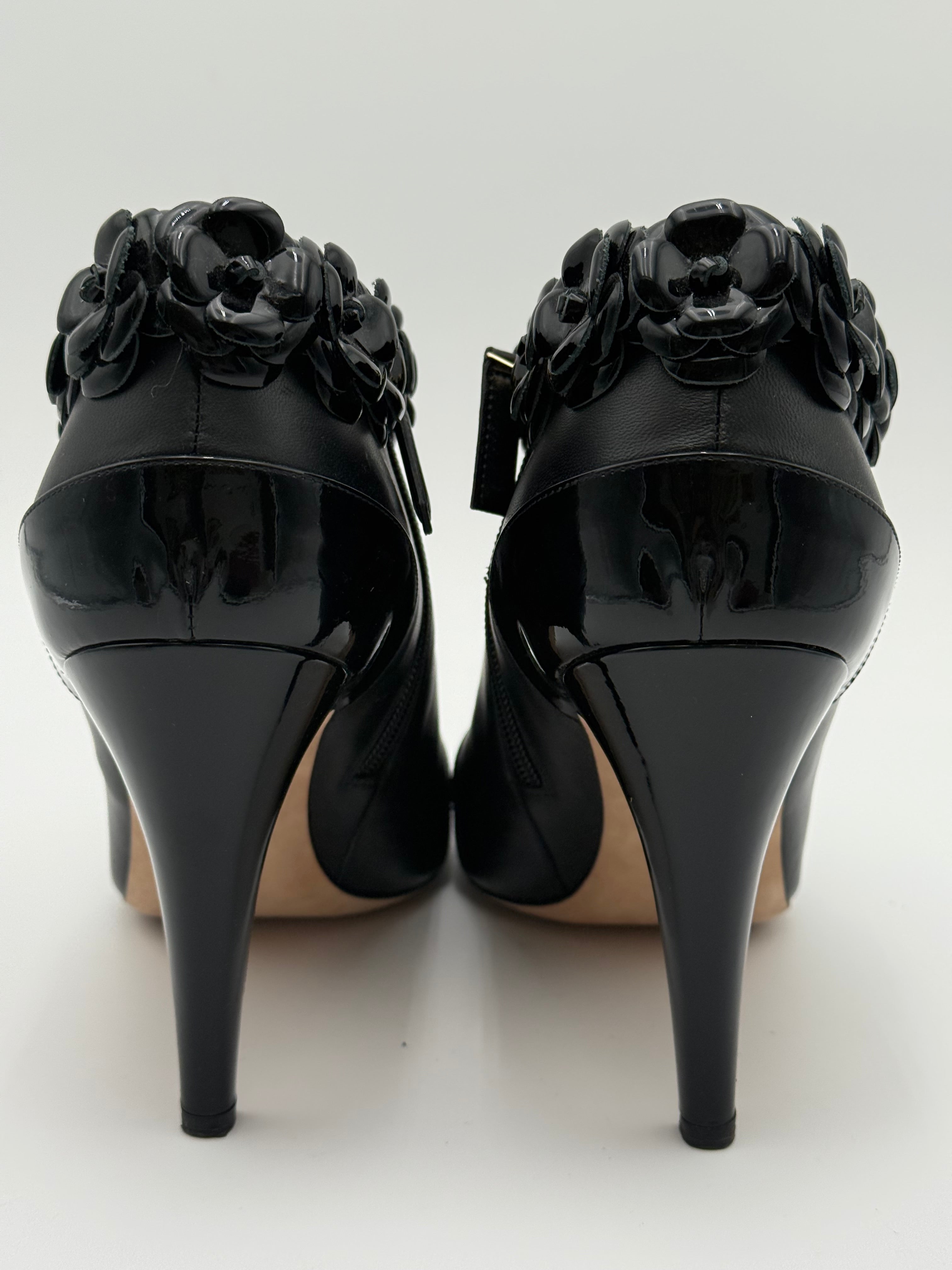 Chanel Stivaletto Camelia in Vernice Nero - Mercatino di Ninni