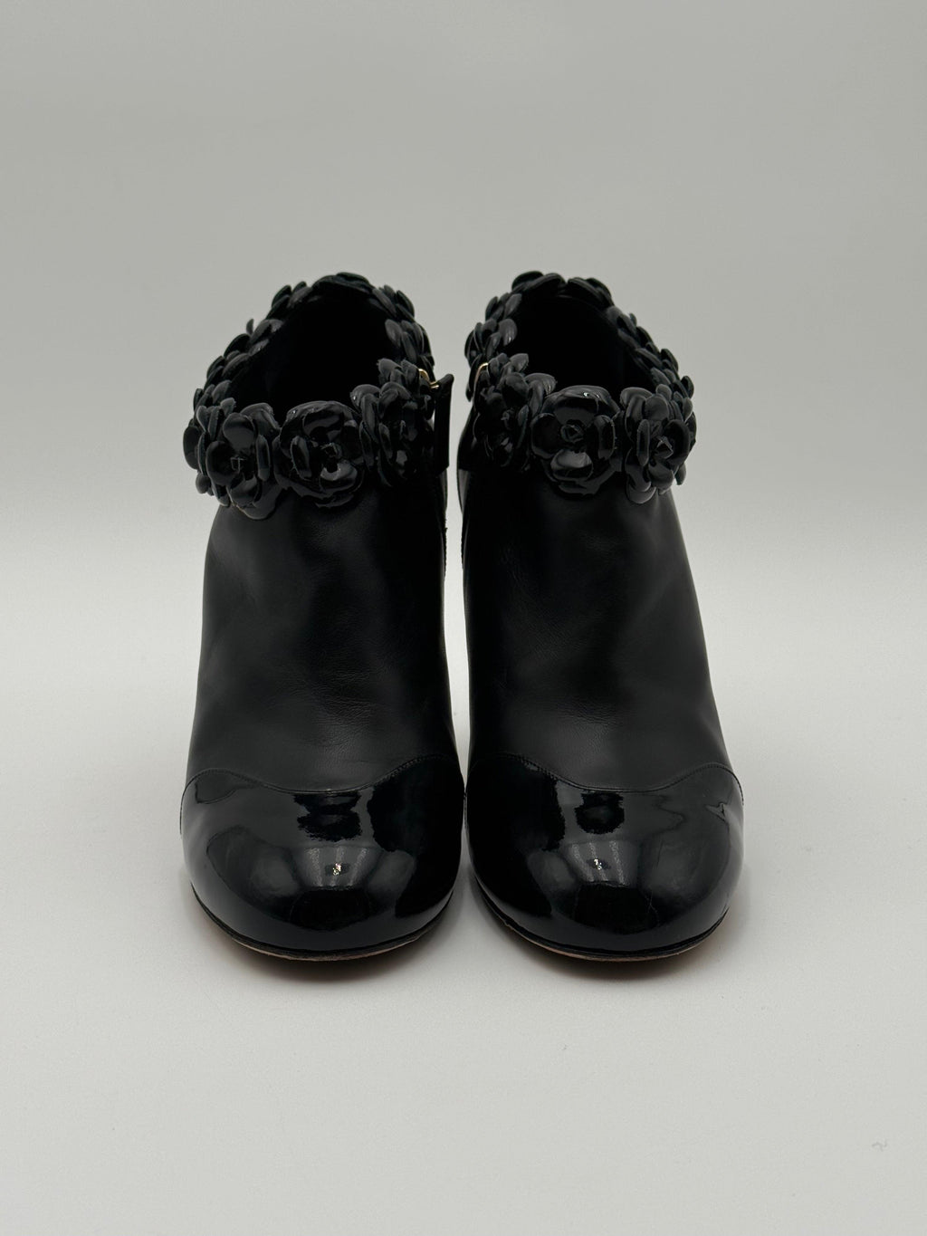Chanel Stivaletto Camelia in Vernice Nero - Mercatino di Ninni