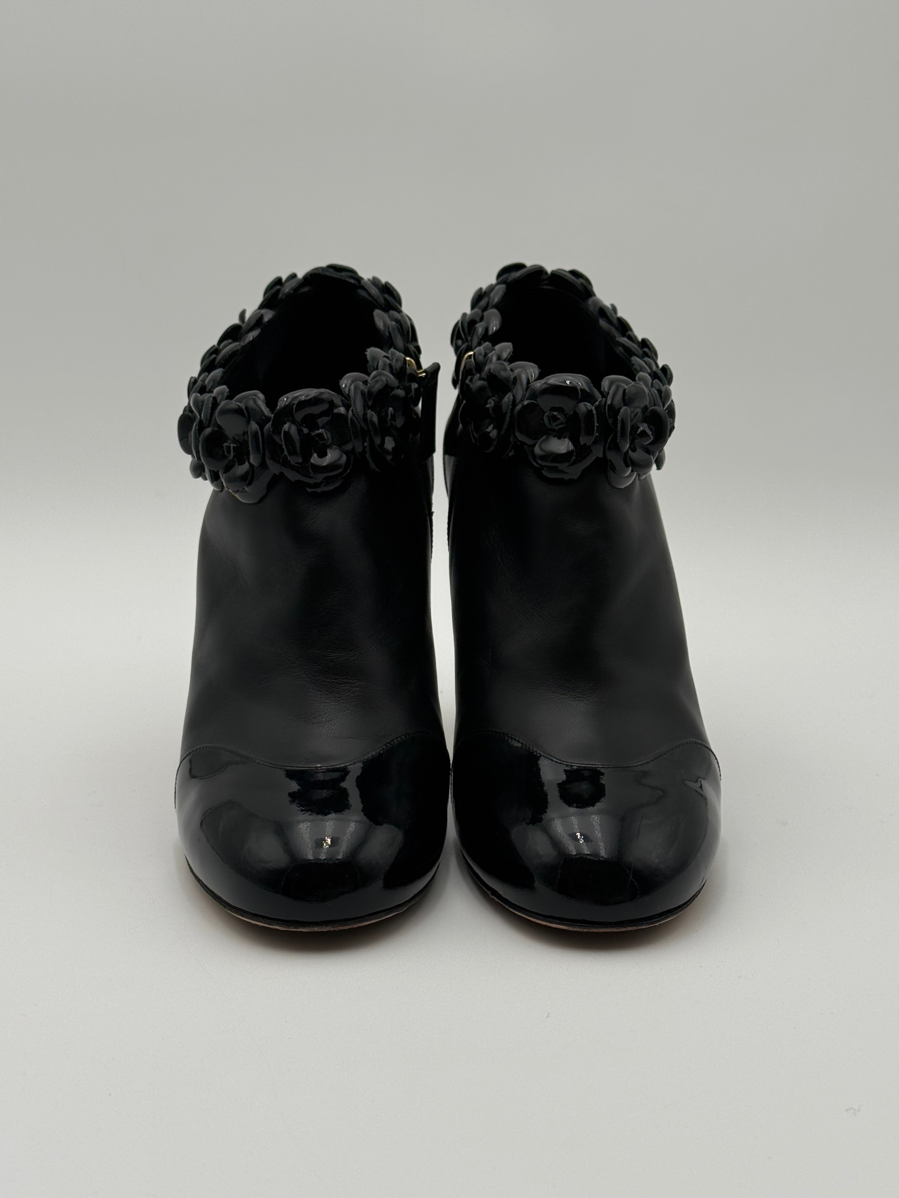 Chanel Stivaletto Camelia in Vernice Nero - Mercatino di Ninni