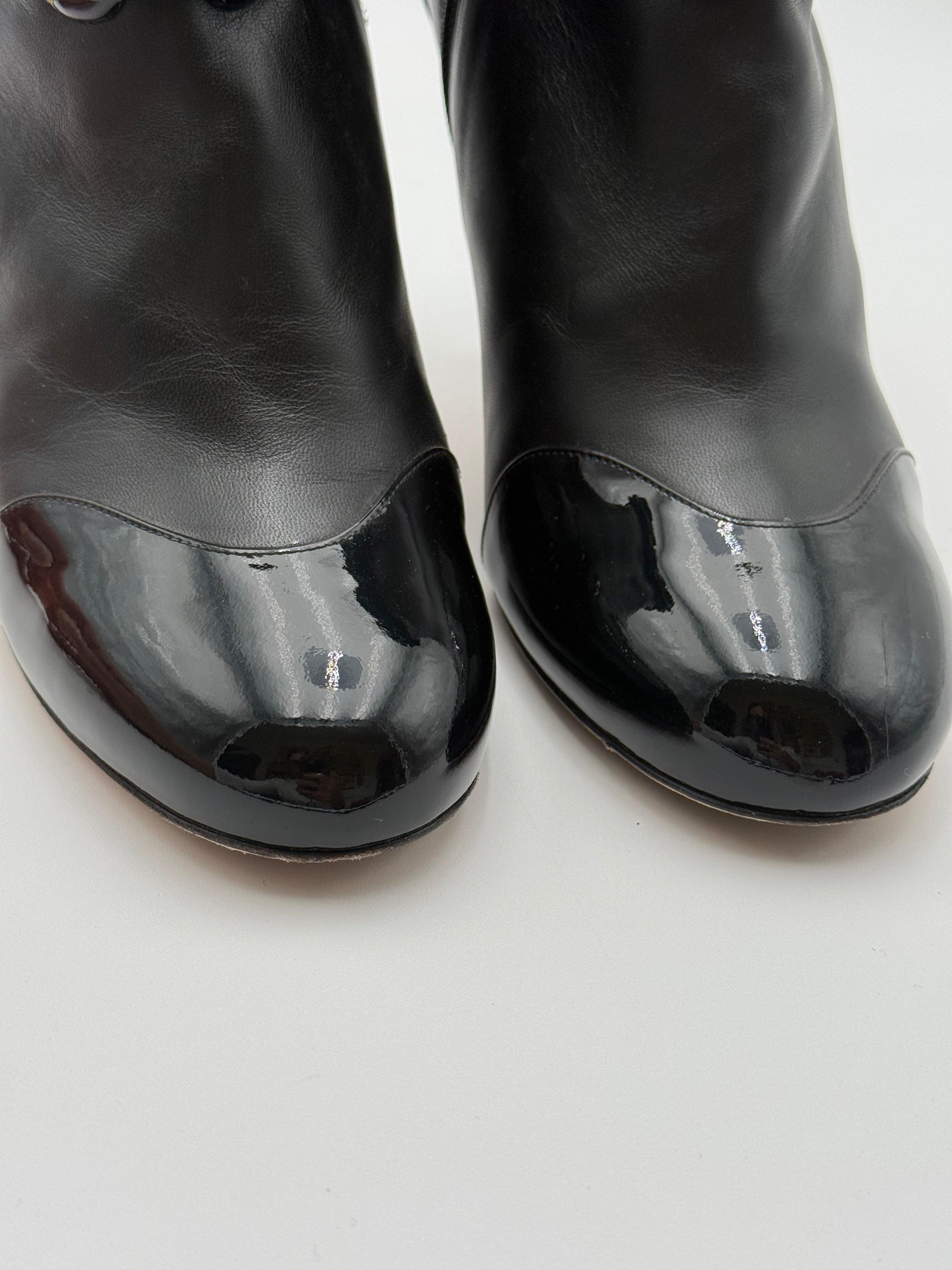 Chanel Stivaletto Camelia in Vernice Nero - Mercatino di Ninni