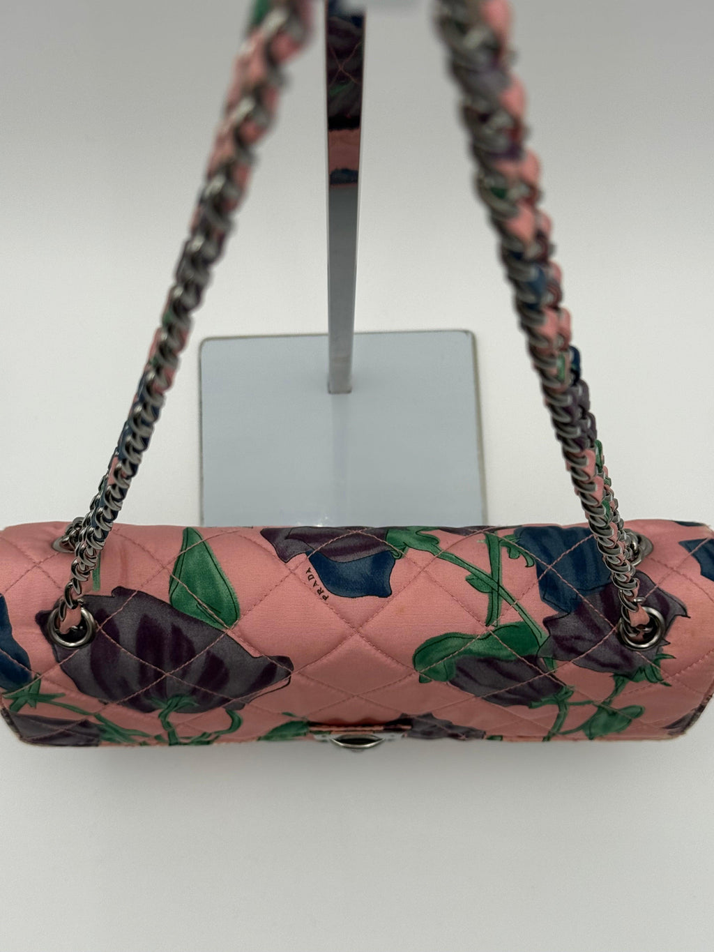 Prada Borsa Vintage Flap in Naylon Trapuntato con Motivo Floreale Rosa