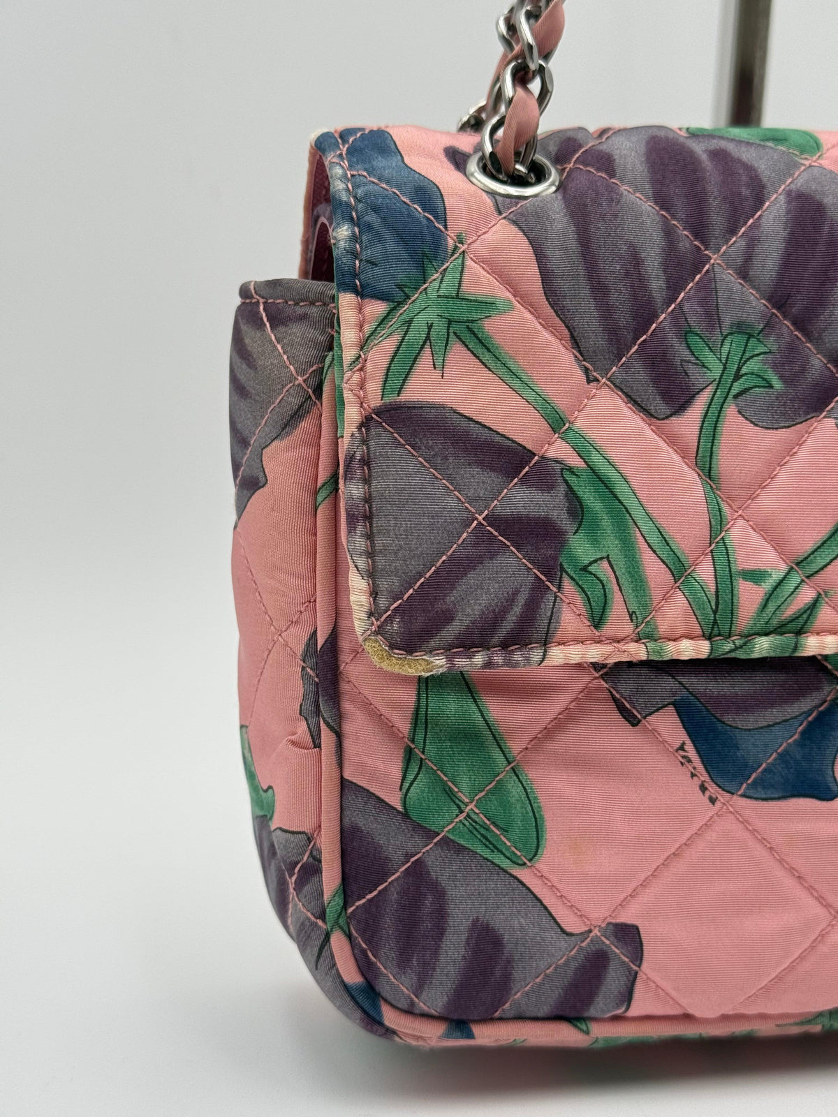 Prada Borsa Vintage Flap in Naylon Trapuntato con Motivo Floreale Rosa