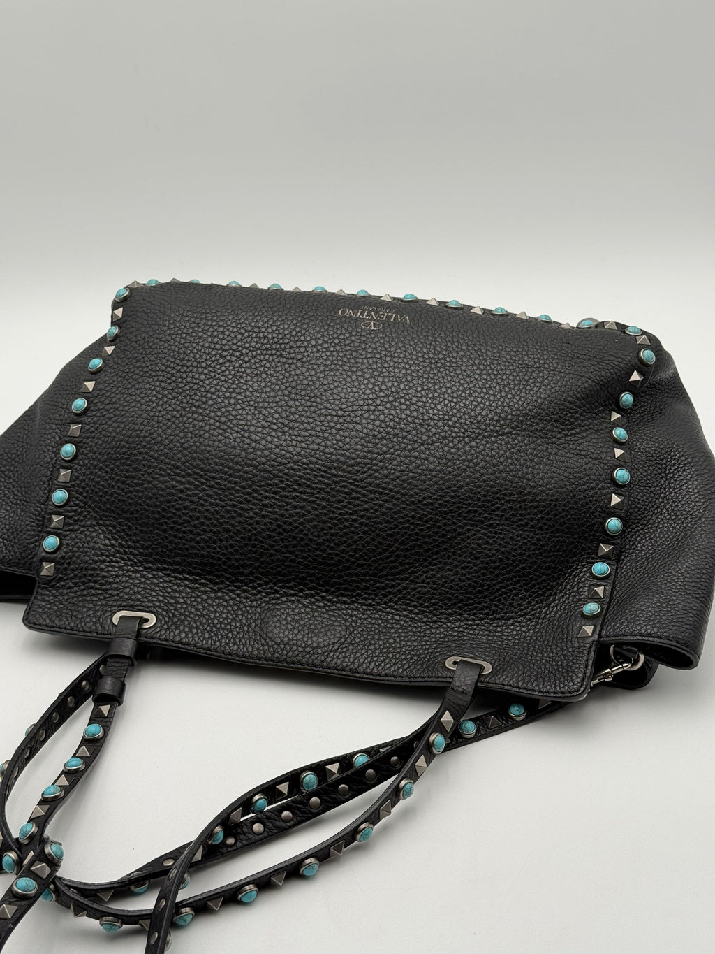 Valentino Garavani Borsa Tote Rockstud Medium Rolling in Pelle Granata Nera e Pietre Turchese - Mercatino di Ninni