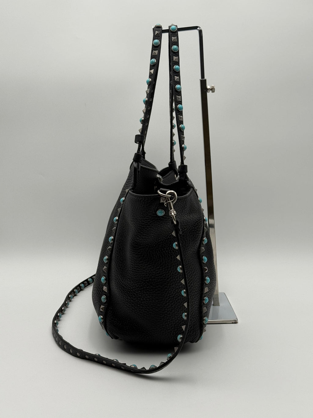 Valentino Garavani Borsa Tote Rockstud Medium Rolling in Pelle Granata Nera e Pietre Turchese - Mercatino di Ninni