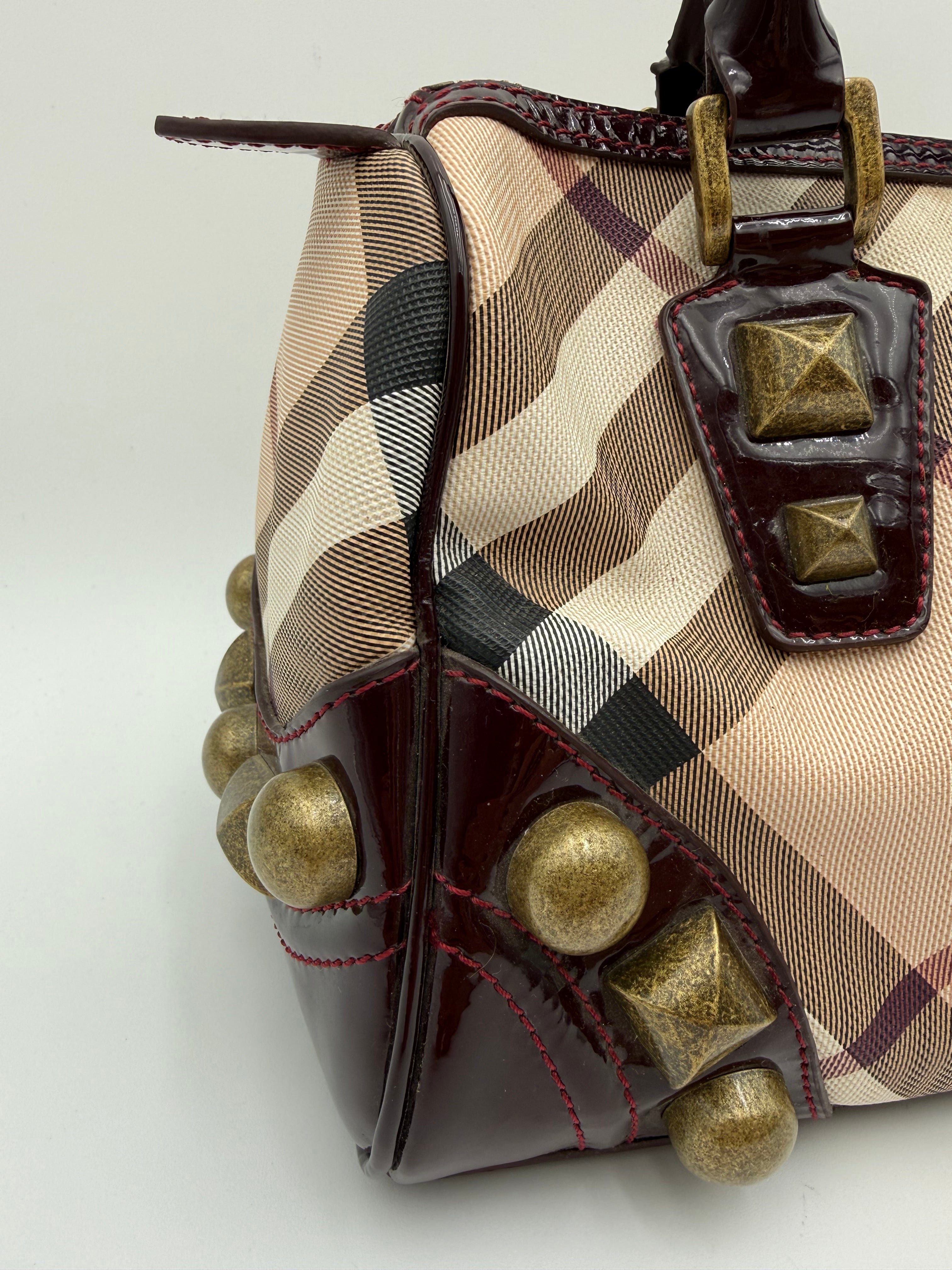 Borsa Burberry Studded Bowling Bag in Canvas House Check e Vernice