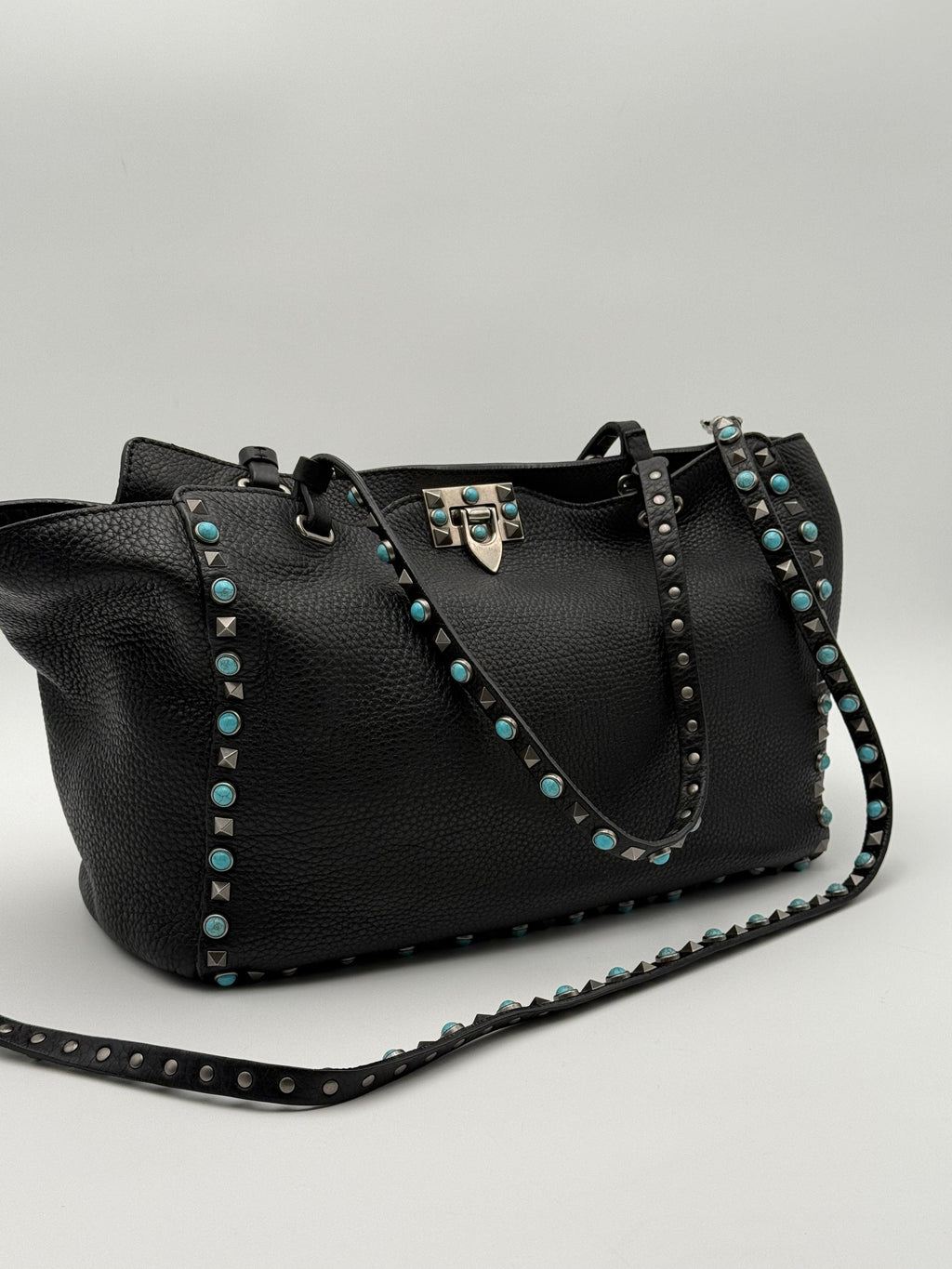 Valentino Garavani Borsa Tote Rockstud Medium Rolling in Pelle Granata Nera e Pietre Turchese - Mercatino di Ninni
